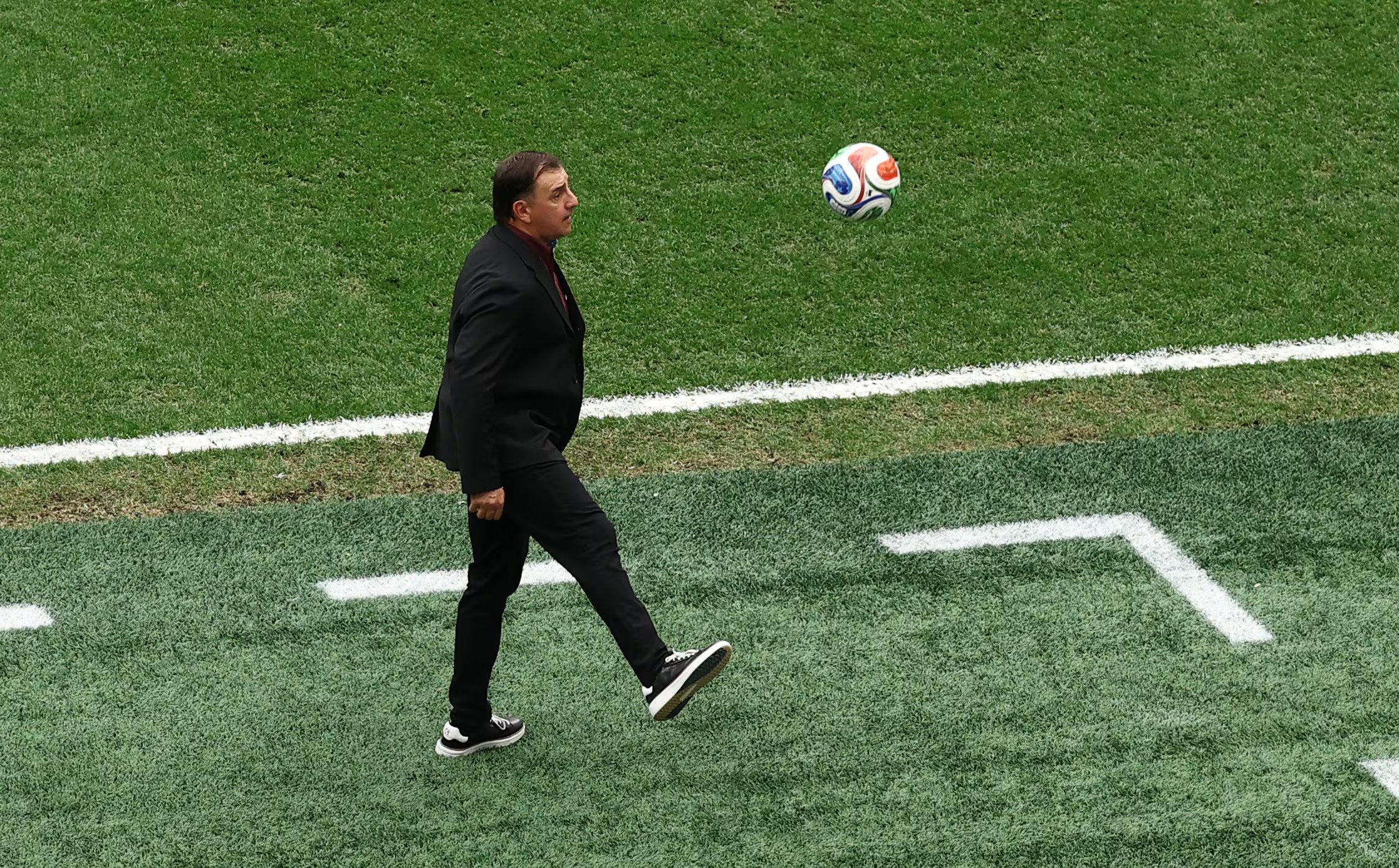 La continuidad de Néstor Lorenzo estaría sujeta a la continuidad de Ramón Jesurún como presidente de la Federación Colombiana de Fútbol - crédito Lee Smith/REUTERS