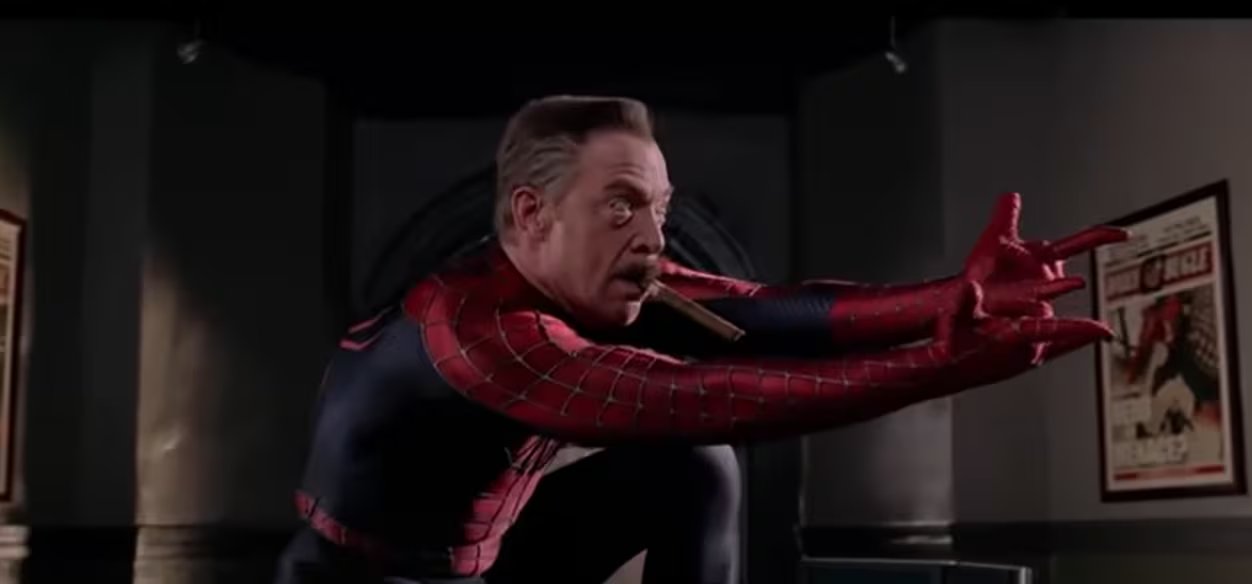 Simmons contó que Sam Raimi impulsó su llegada a J. Jonah Jameson en Spider-Man y que diseñó el personaje a partir de la estética del cómic