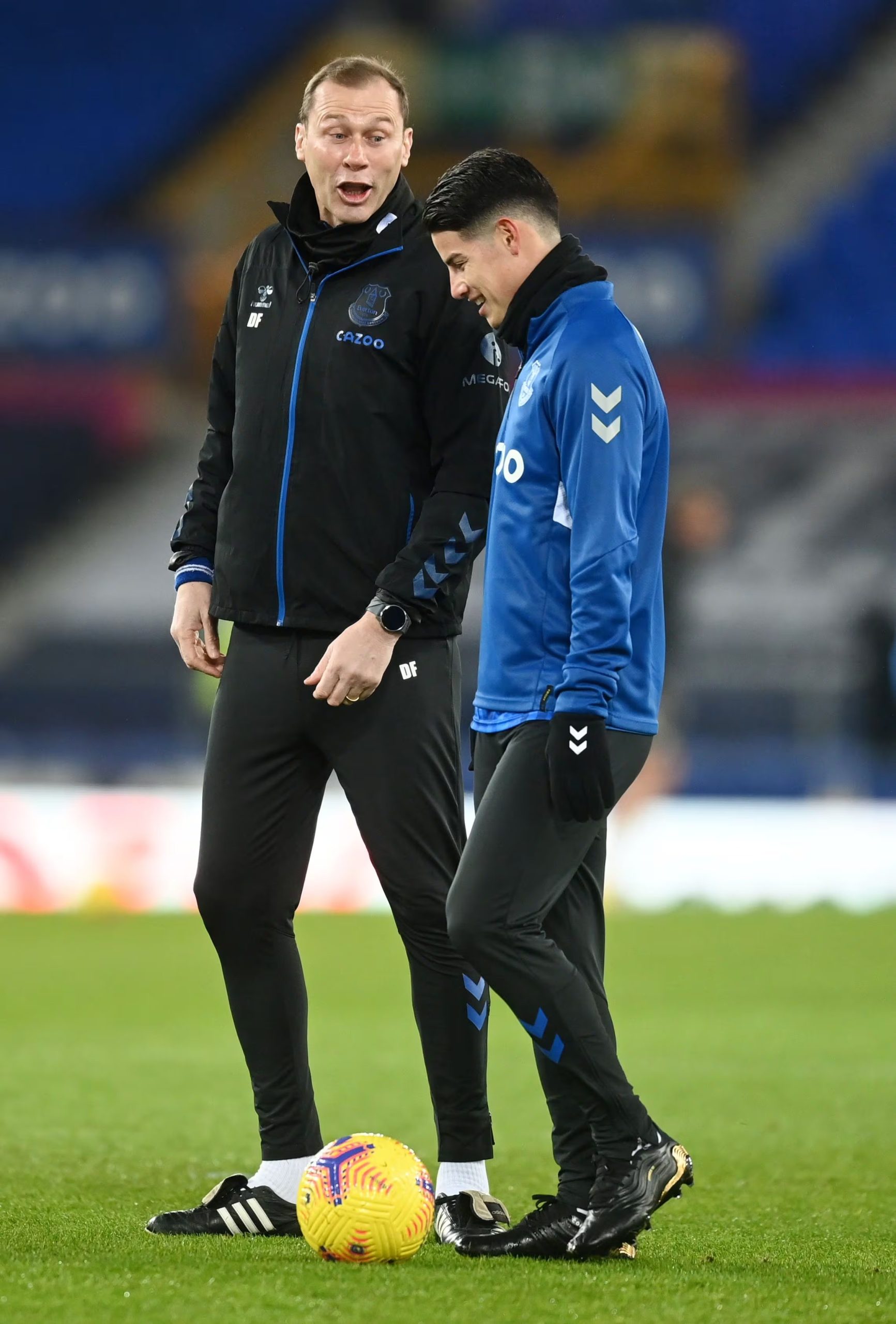 Duncan Ferguson y James Rodríguez en una de las prácticas del Everton para un partido de la Premier League - crédito Michael Regan/Pool vía REUTERS