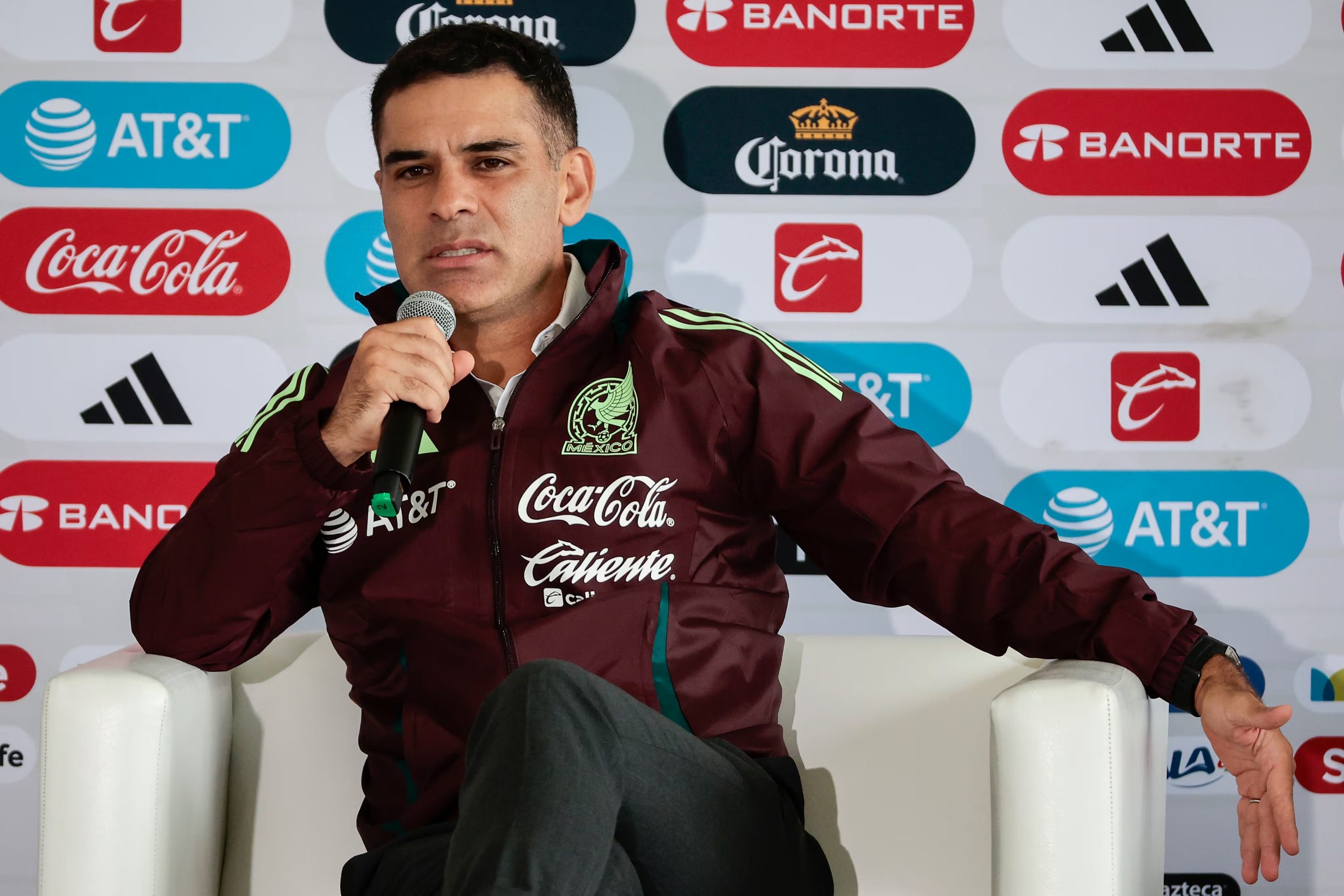 El entrenador de fútbol, Rafael Márquez, habla durante su presentación como auxiliar técnico de la selección nacional mexicana de fútbol este jueves, en la Ciudad de México (México). EFE/José Méndez