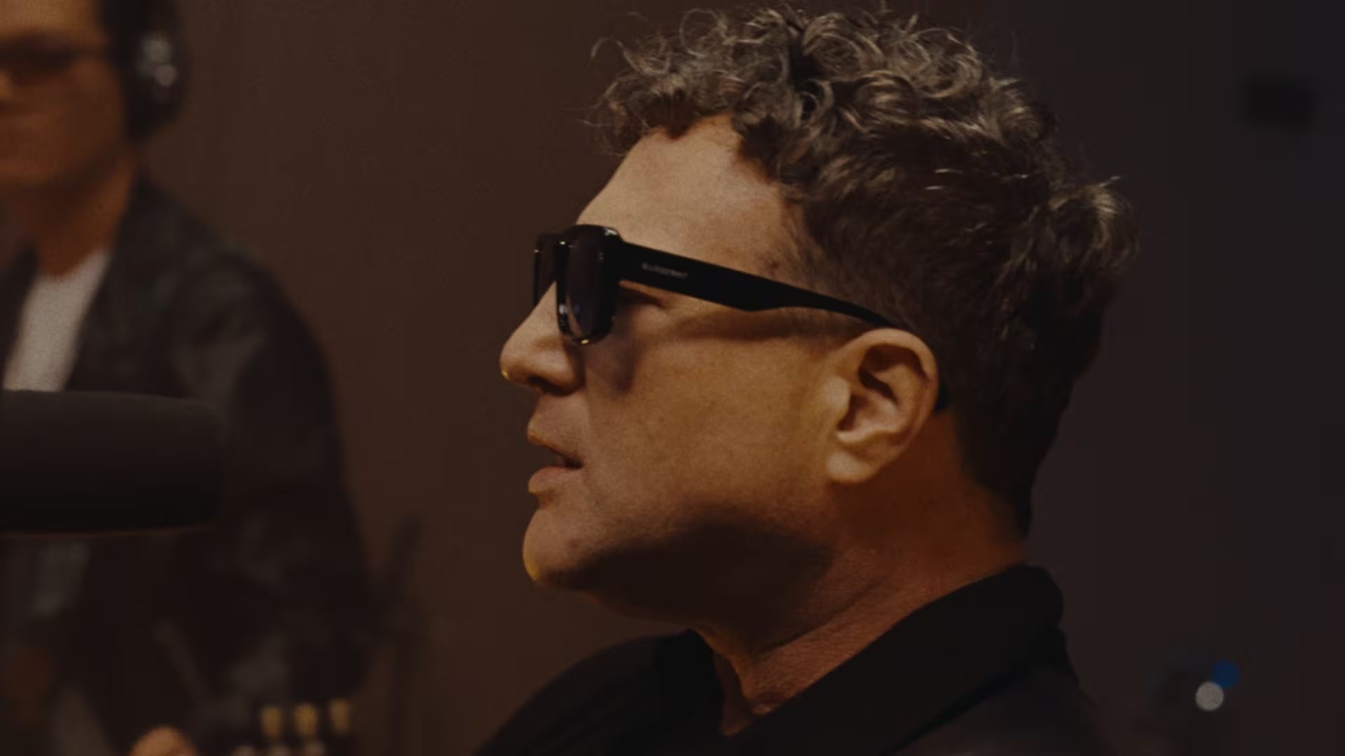 La sesión audiovisual muestra a Fischman explorando nuevas facetas como productor y compositor, manteniendo vigente el legado del rock peruano.
La grabación de “En esta habitación” marca el tercer lanzamiento de la serie de sesiones de estudio impulsada por Jeffry Fischman en plataformas digitales.