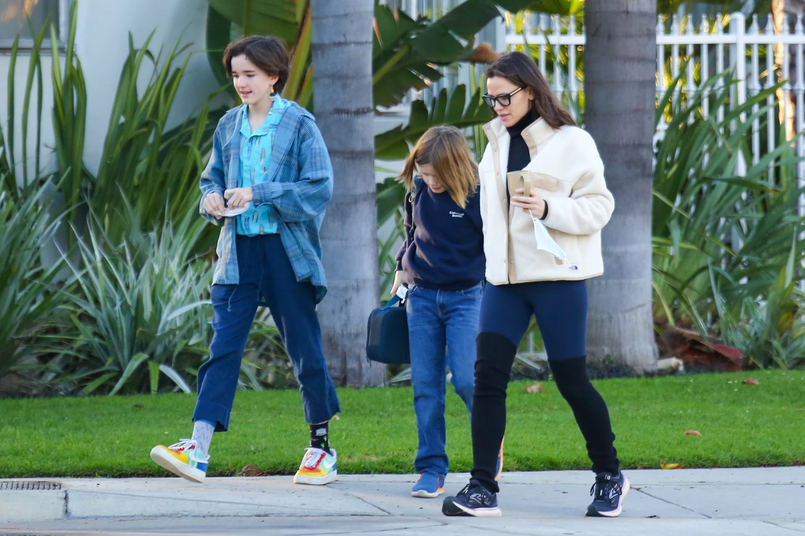 Garner elige proyectos cerca de casa para priorizar a su familia, equilibrando la producción audiovisual con su rol de madre (Photo © 2021 Backgrid/The Grosby Group)
