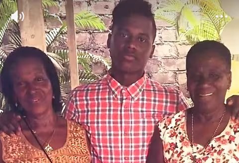 Jhon Arias con su abuela y su mamá en el pasado - crédito @lafechadeportes/Tik Tok