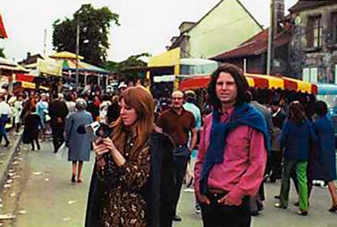 La relación entre Jim Morrison y Pamela Courson estuvo marcada por una intensa historia de amor, el consumo de drogas y una convivencia turbulenta. Tres años después de la muerte del cantante, ella también fallecería por una sobredosis