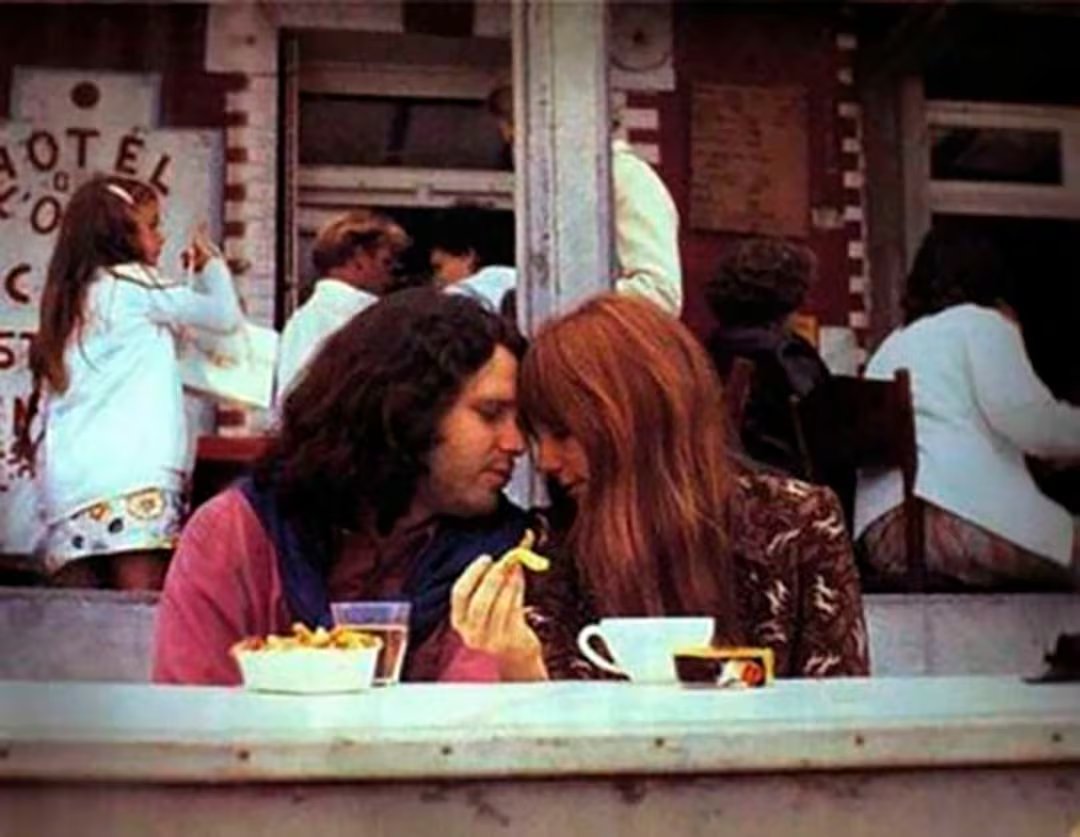 Morrison y Pamela Courson habían viajado a París con la esperanza de comenzar una nueva etapa lejos de la presión de la fama. El proyecto terminó abruptamente con la muerte del cantante a los 27 años