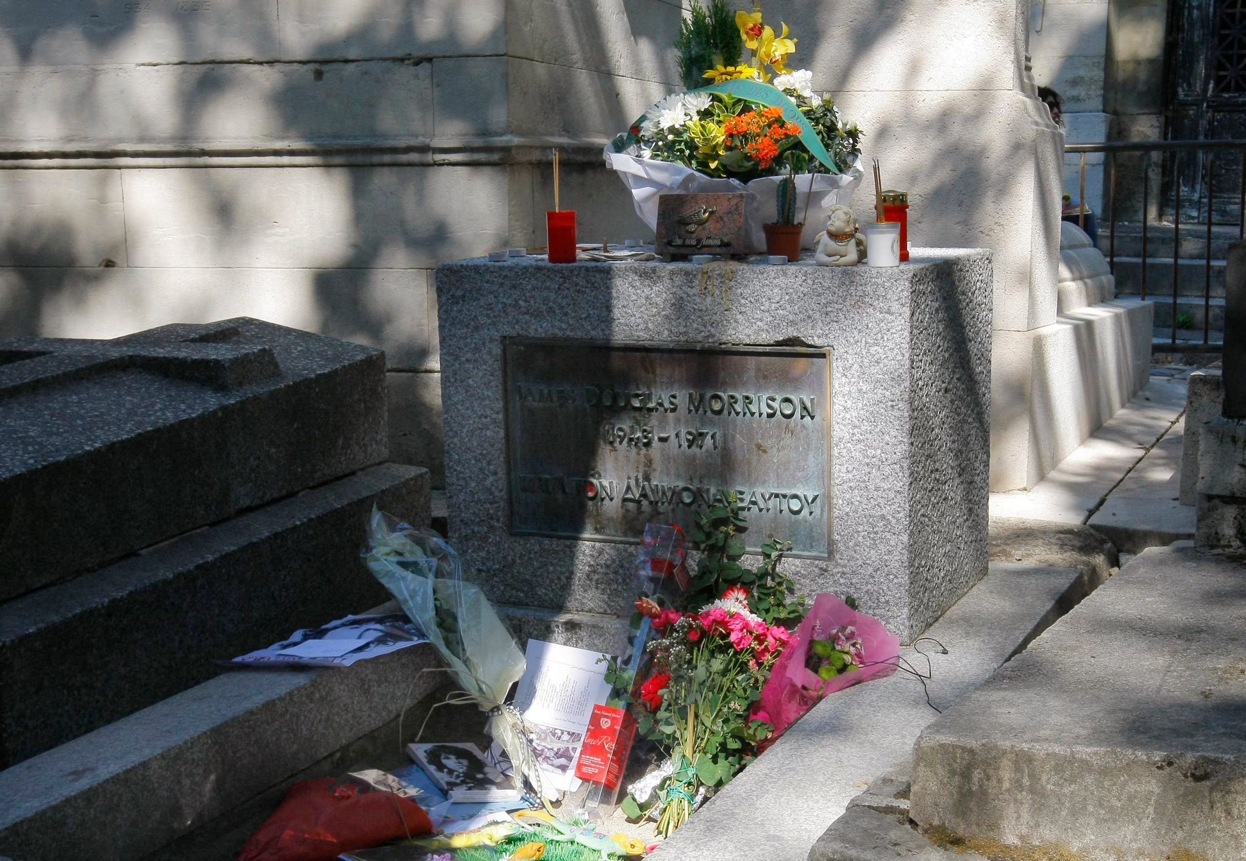 Flores y velas adornan la tumba del legendario vocalista de The Doors, Jim Morrison, en el cementerio Pere Lachaise, el lunes 3 de julio de 2011, en París. (AP Foto/Jacques Brinon, Archivo)