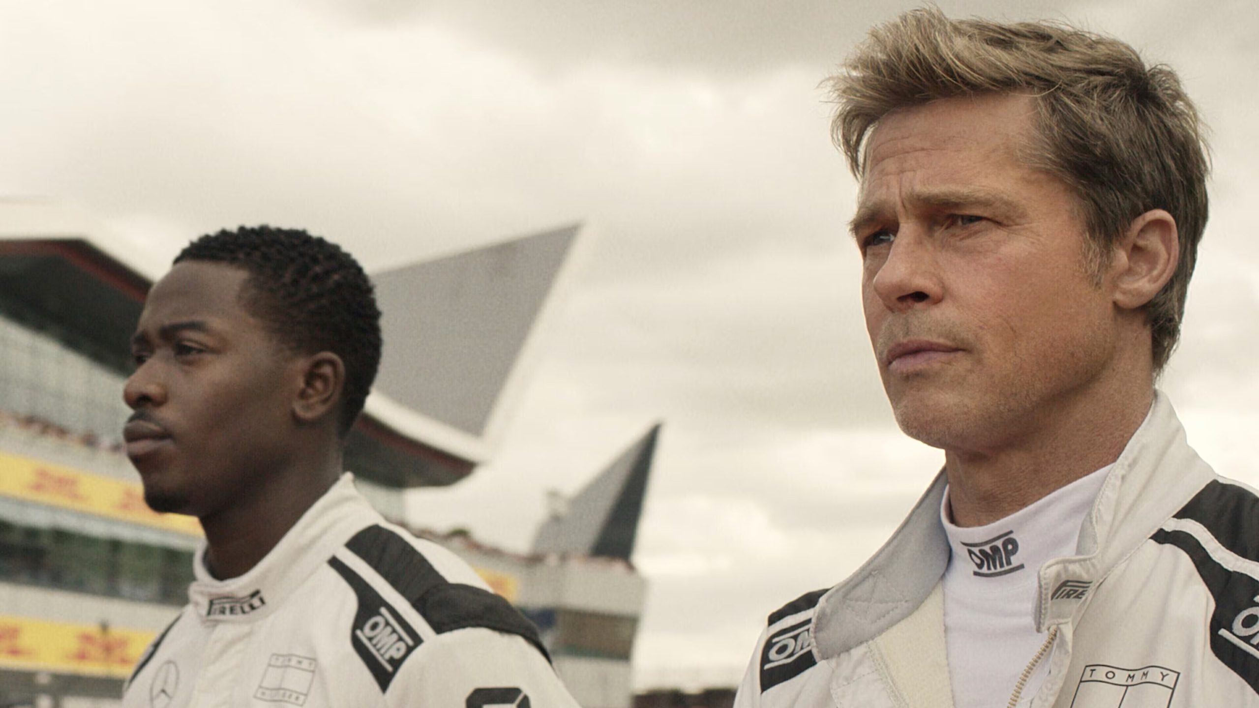 Esta imagen publicada por Apple TV+ muestra a Damson Idris como Joshua Pearce, a la izquierda, y Brad Pitt como Sonny Hayes en una escena de 