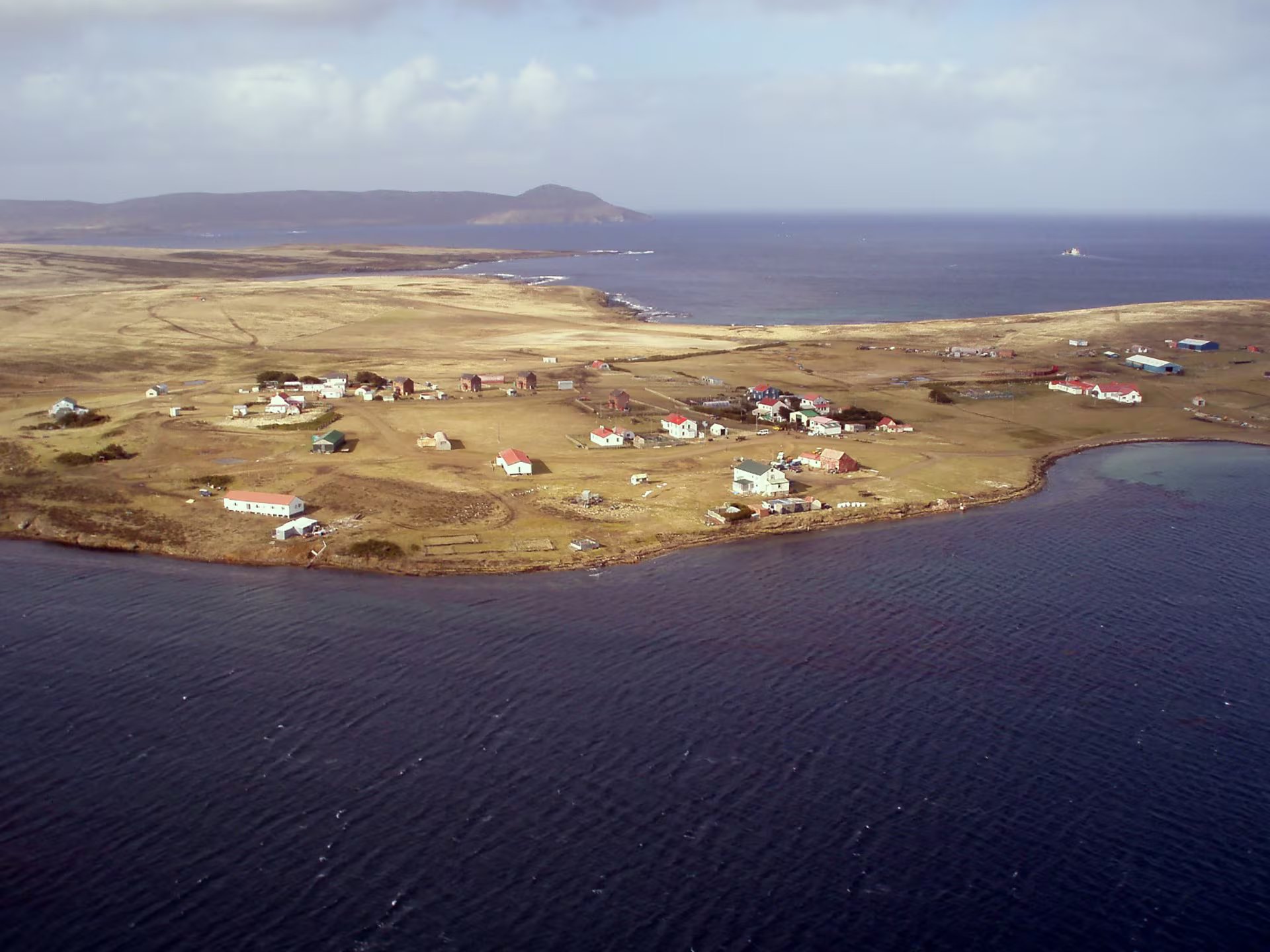 Panorámica de Bahía Fox, un caserío en el sudeste de la isla Gran Malvina (Museo Nacional de Malvinas)