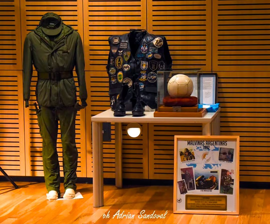 La pelota, junto al uniforme del soldado Badolato, los borceguíes de la enfermera Colino y la chaqueta de motoquero de Albornoz (Adrián Sandoval)