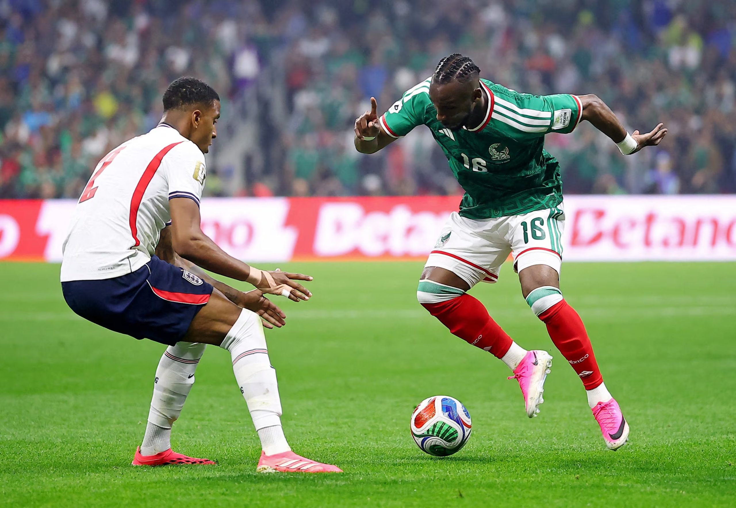 Soccer Football - FIFA World Cup 2026 - Round of 16 - Mexico v England - Estadio Azteca, Mexico City, Mexico - July 5, 2026 Mexico's Julian Quinones in action with England's Ezri Konsa REUTERS/Eloisa Sanchez