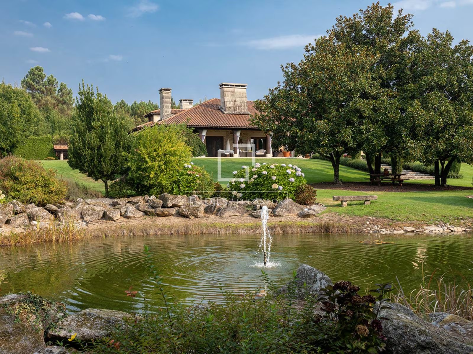 Lago artificial de la vivienda que ha puesto a la venta Julio Iglesias (Lucas Fox)