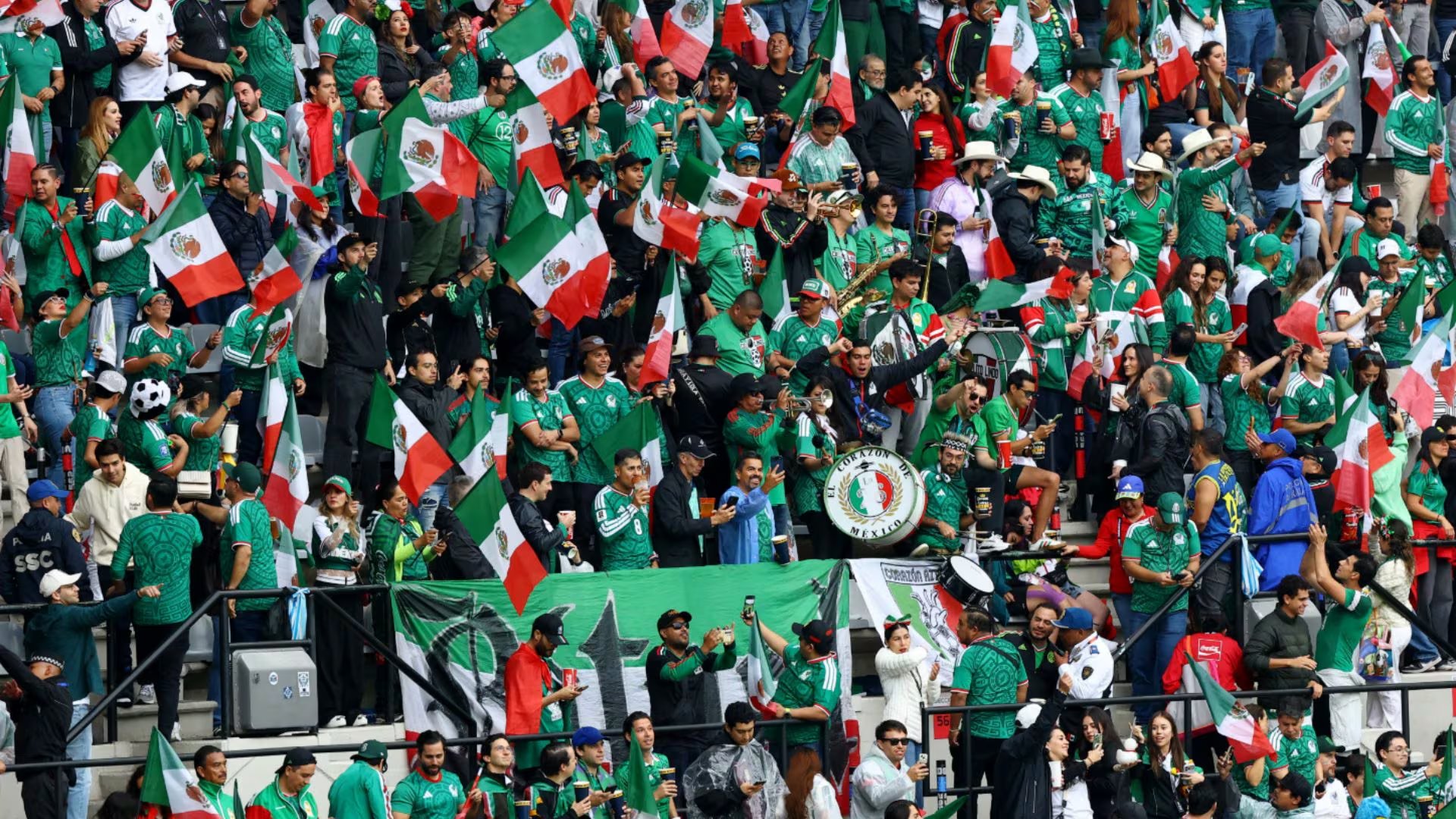 Más de 80 mil aficionados impulsaron a la Selección Mexicana en el Coloso de Santa Úrsula, convirtiendo el ambiente en un elemento clave del partido. REUTERS/Henry Romero