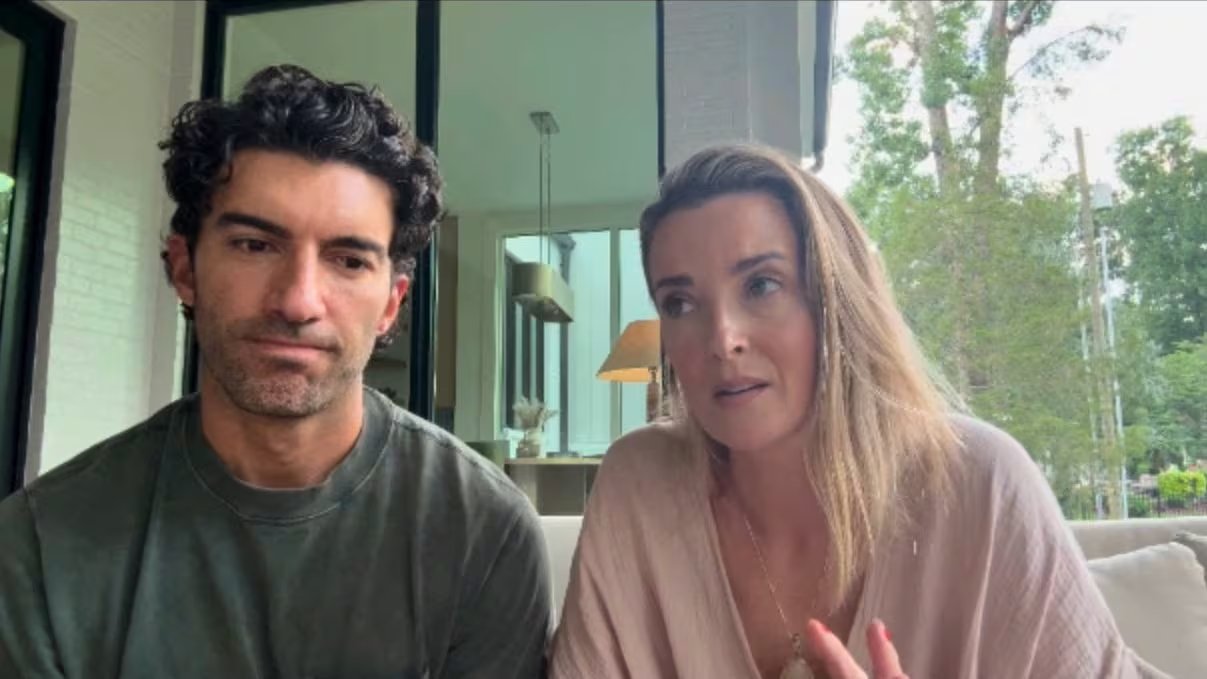 Justin Baldoni y su esposa durante el vídeo de Instagram. Handout via REUTERS 