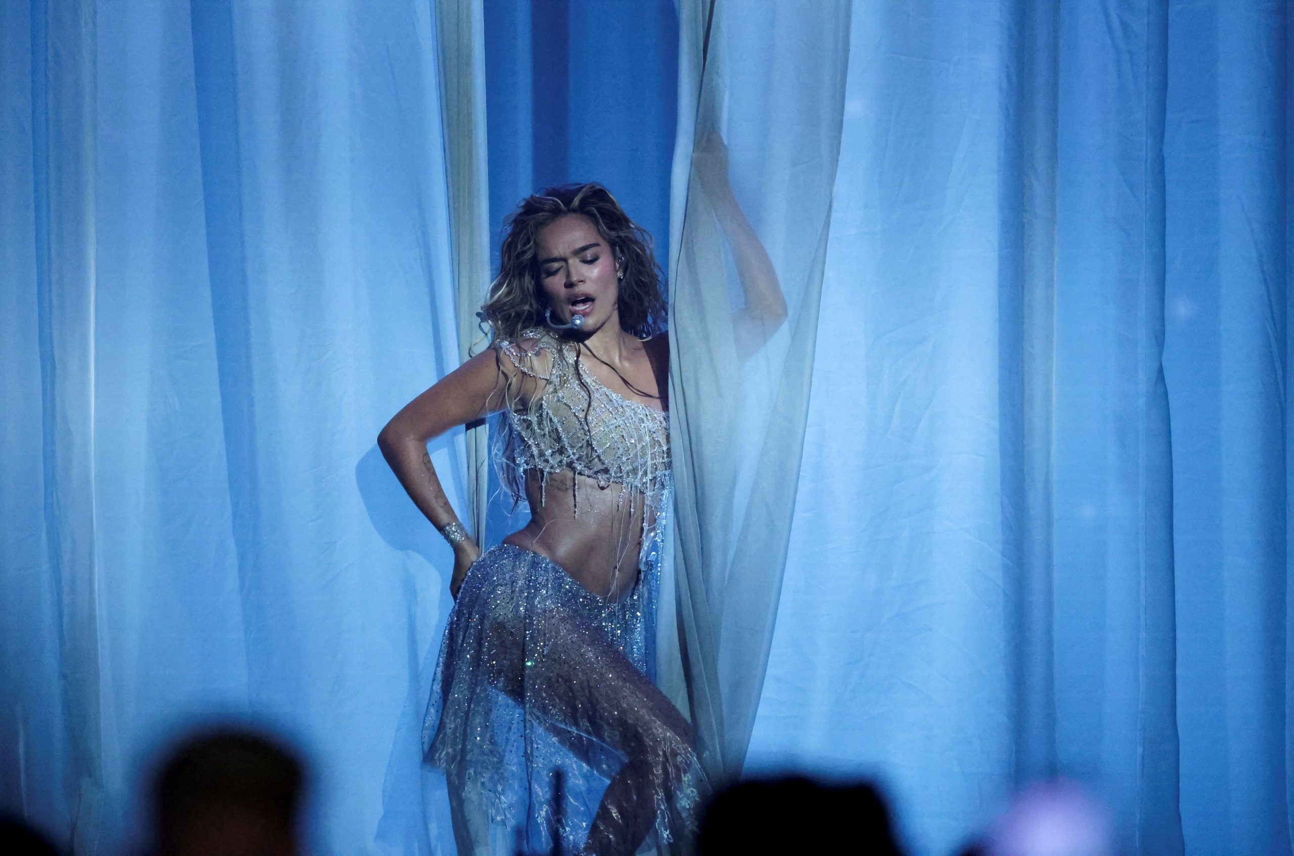 Lejos de su estilo sensual de cada presentación, la famosa descrestó con un look diferente - crédito Mario Anzuoni / REUTERS