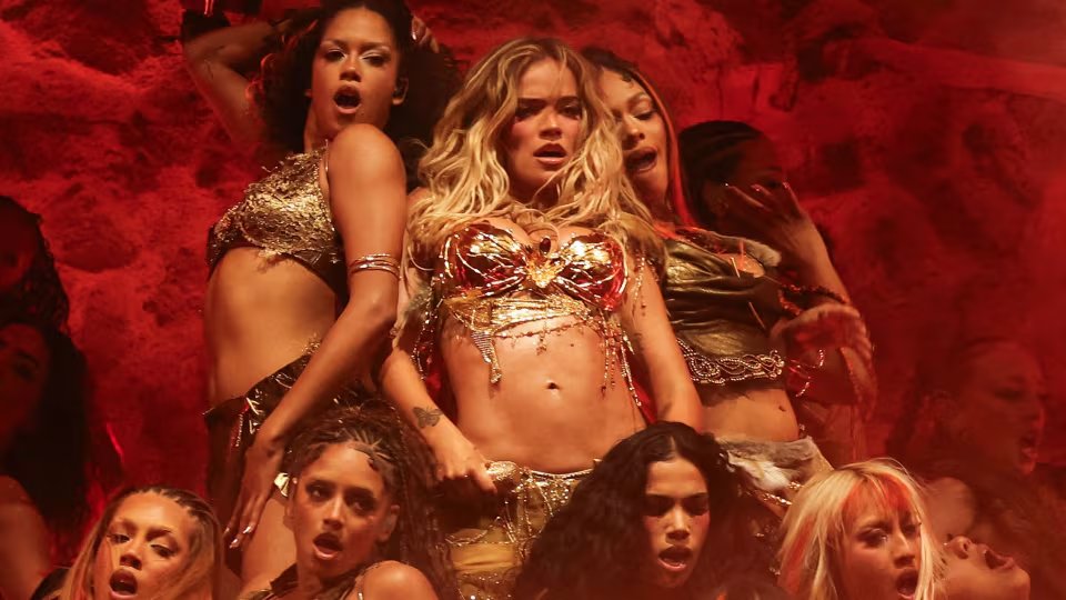 La cantante cuestionó al director de Goldenvoice tras su show, señalando la deuda histórica de Coachella con los artistas latinos - crédito AFP