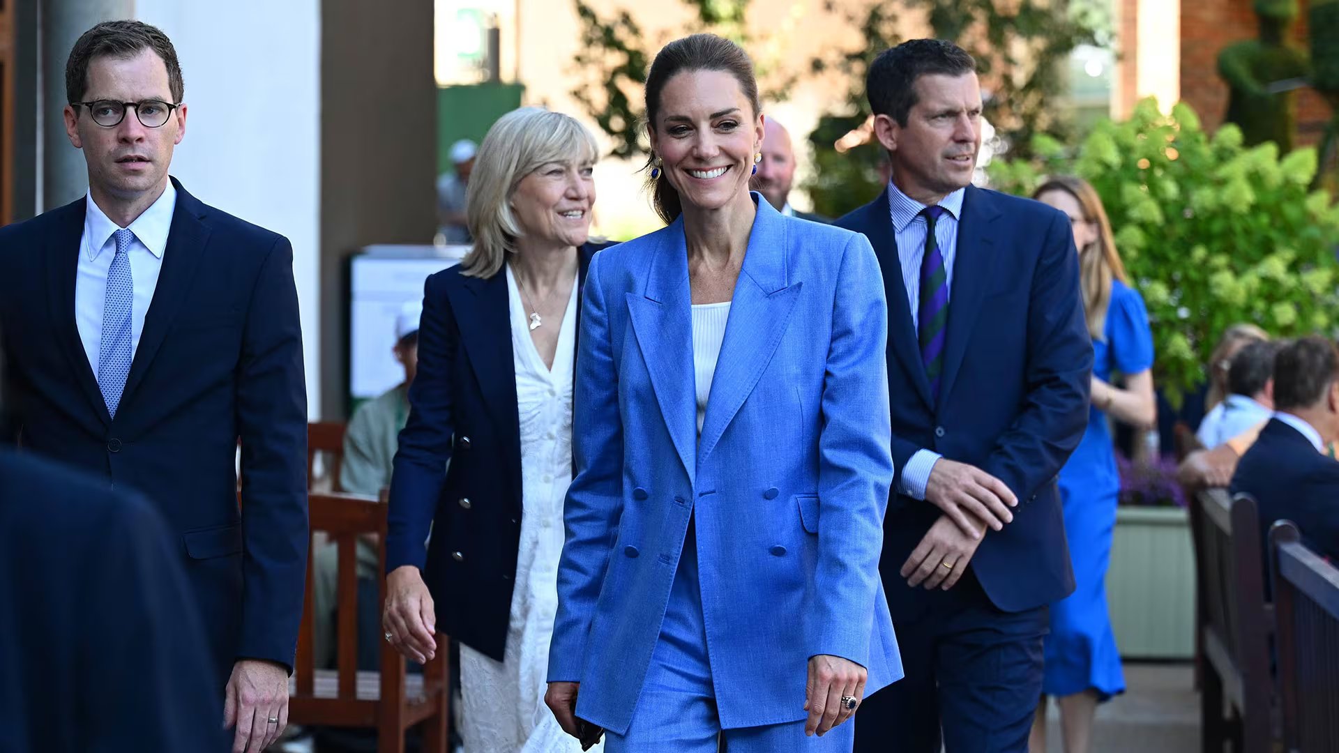 Kate Middleton completó el estilismo con el zafiro de su anillo de compromiso, en sintonía con la paleta azul del conjunto