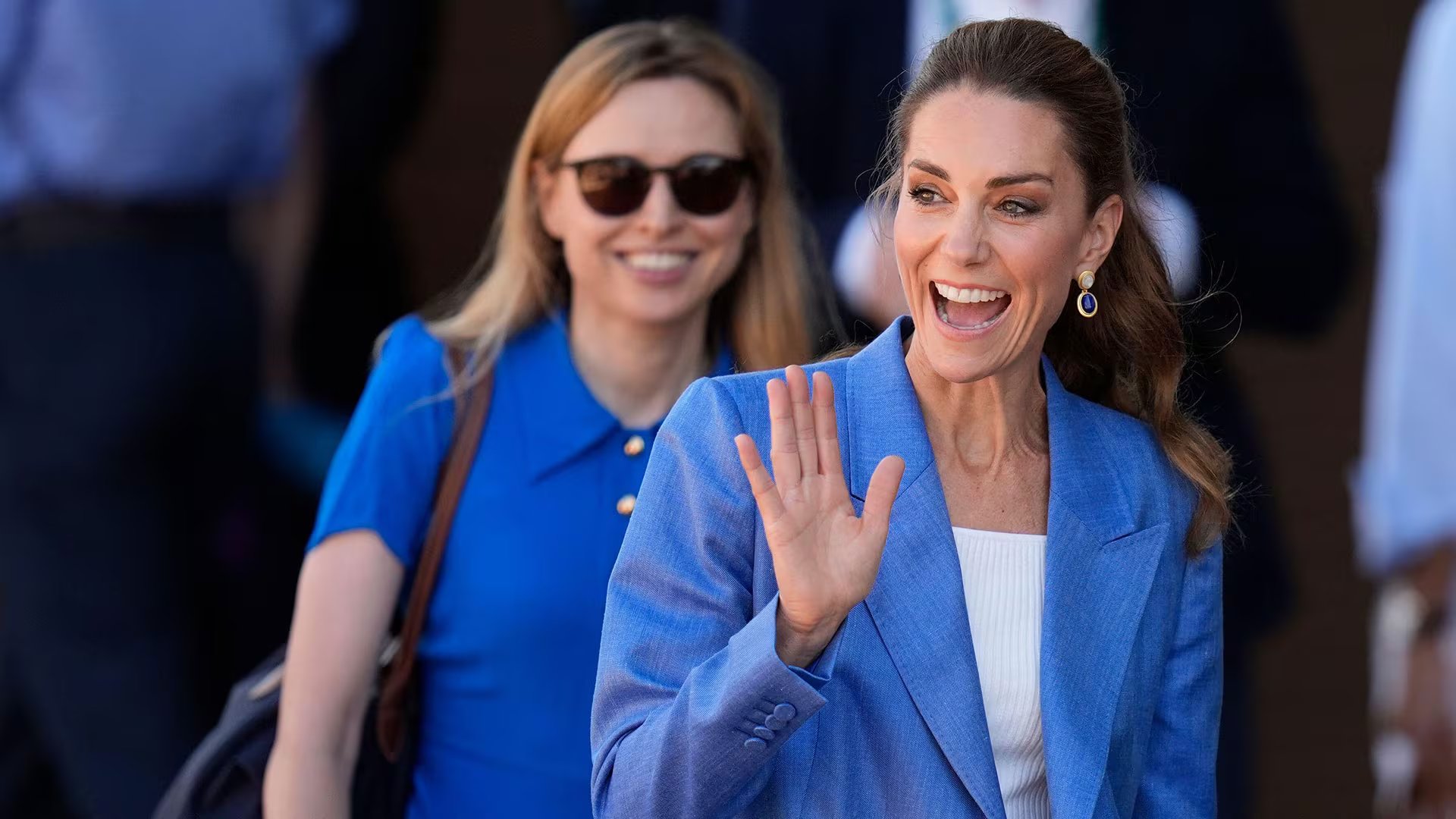 Kate Middleton combinó el traje azul intenso con pendientes circulares de Carousel Jewels