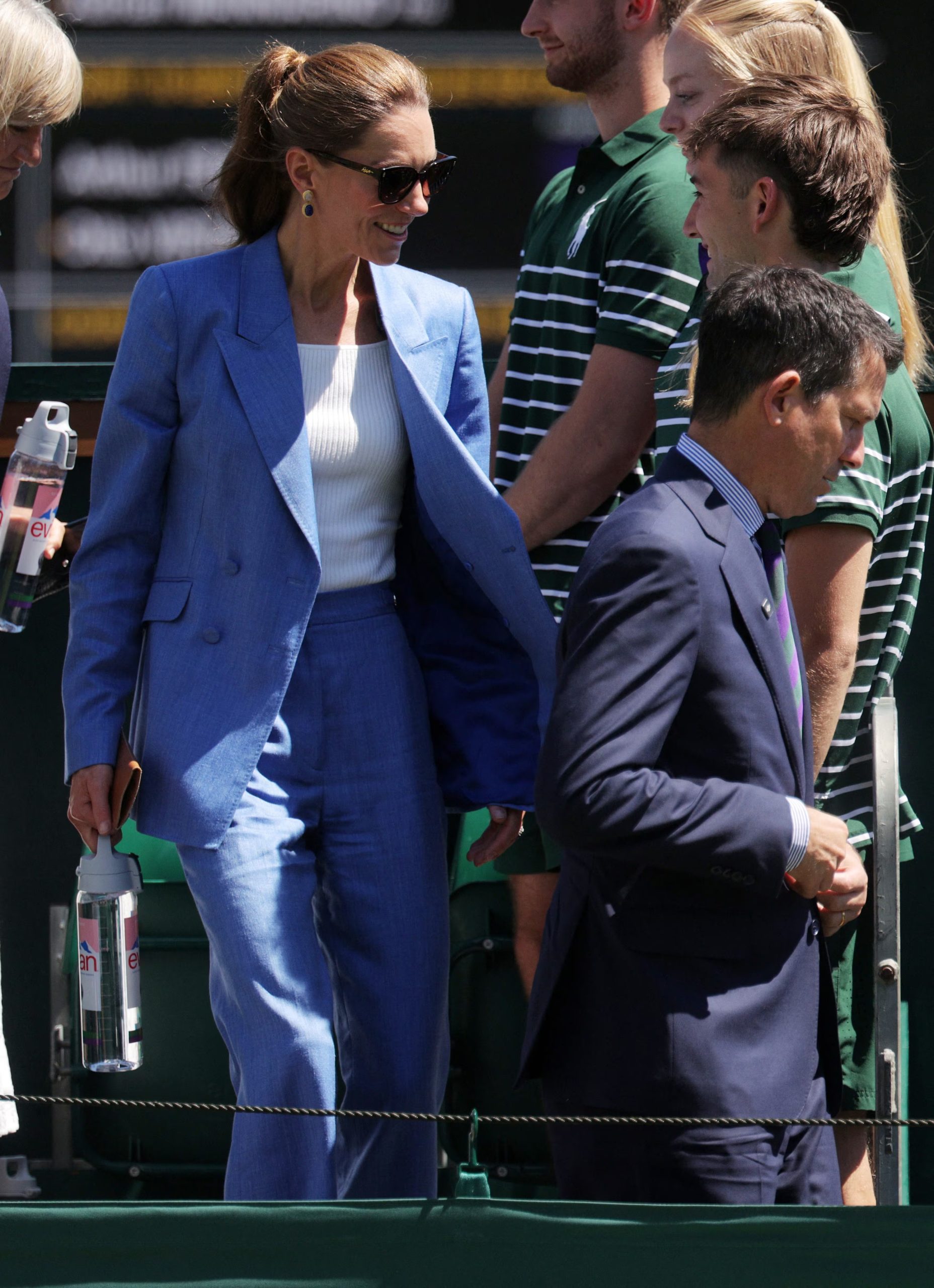 Kate Middleton eligió una blazer de doble botonadura y pantalón recto de talle alto