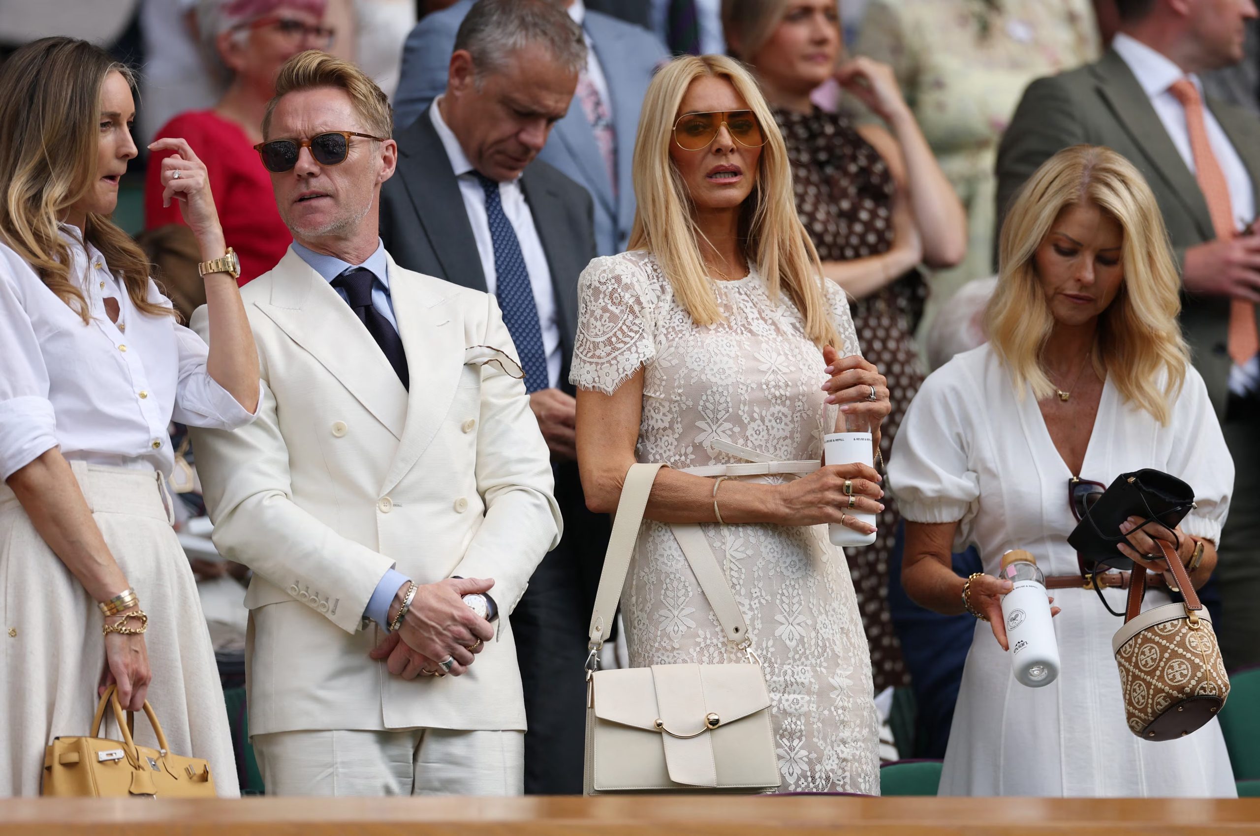 Storm Keating apostó por un vestido de líneas limpias y accesorios discretos para un look elegante y luminoso