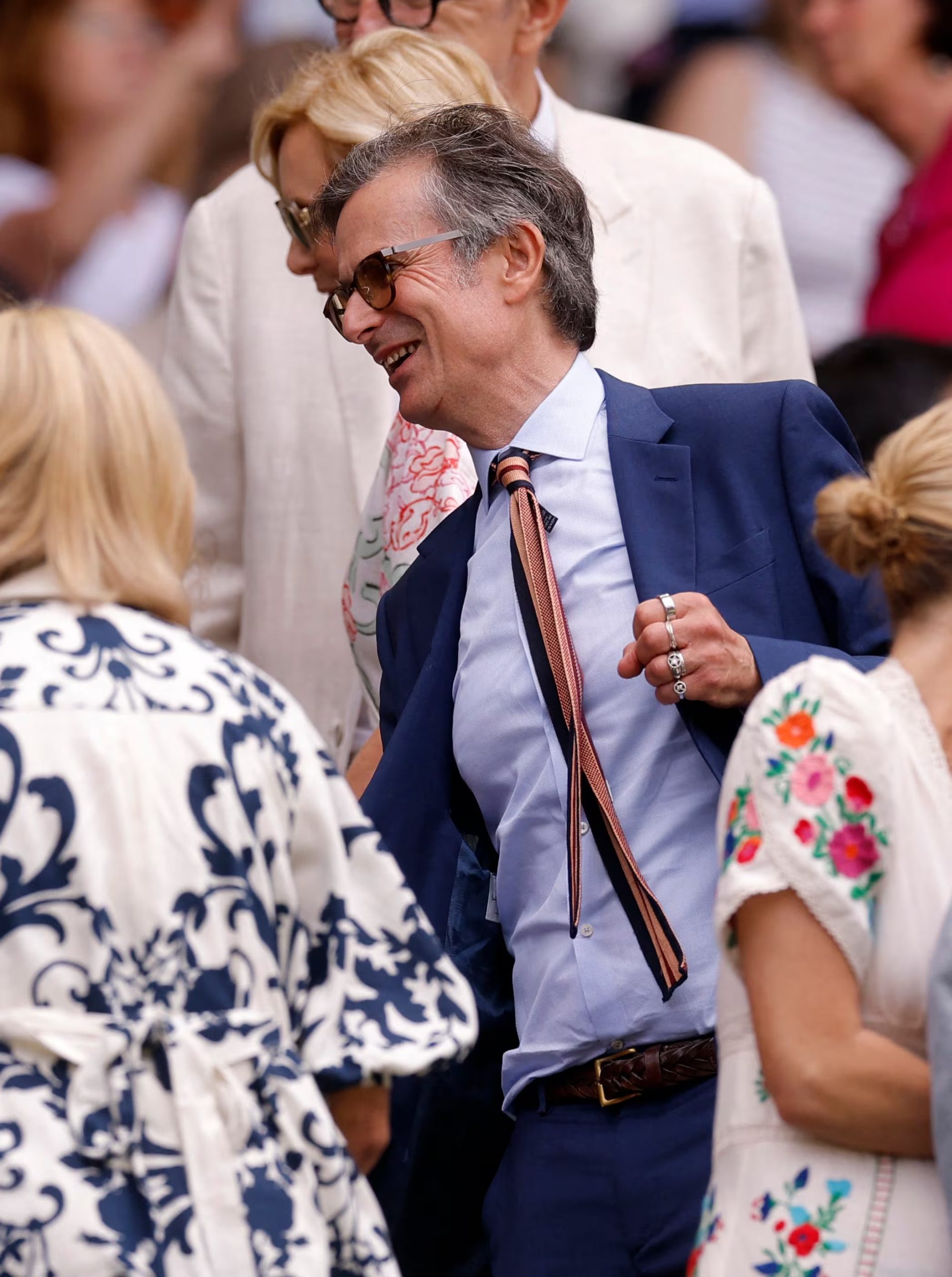 Robert Peston combinó un traje azul marino con camisa celeste, corbata a rayas y anillos plateados como detalle distintivo