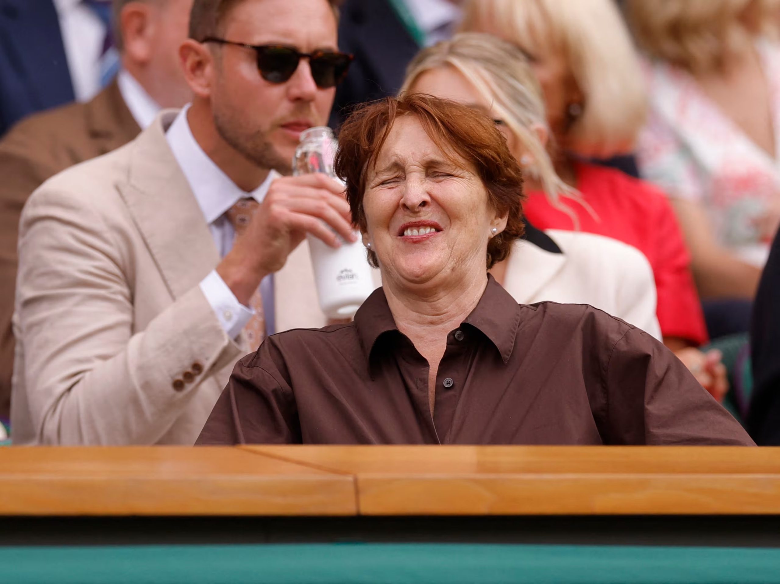 Fiona Shaw llevó una camisa marrón abotonada y un look sin accesorios visibles, con actitud relajada en el recinto