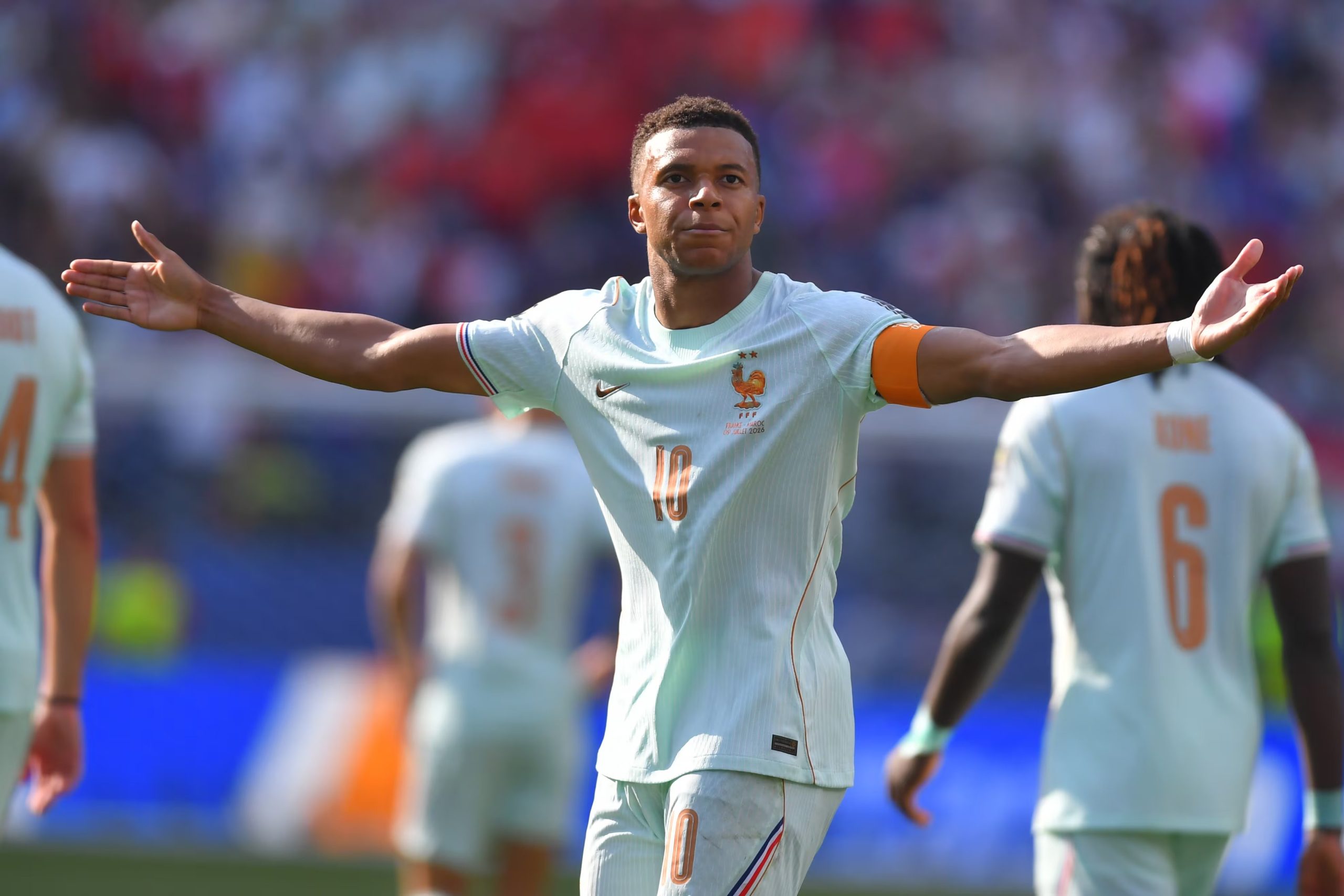 Kylian Mbappé celebró su gol número 20 en Mundiales, igualando el récord de Lionel Messi. (AP)
