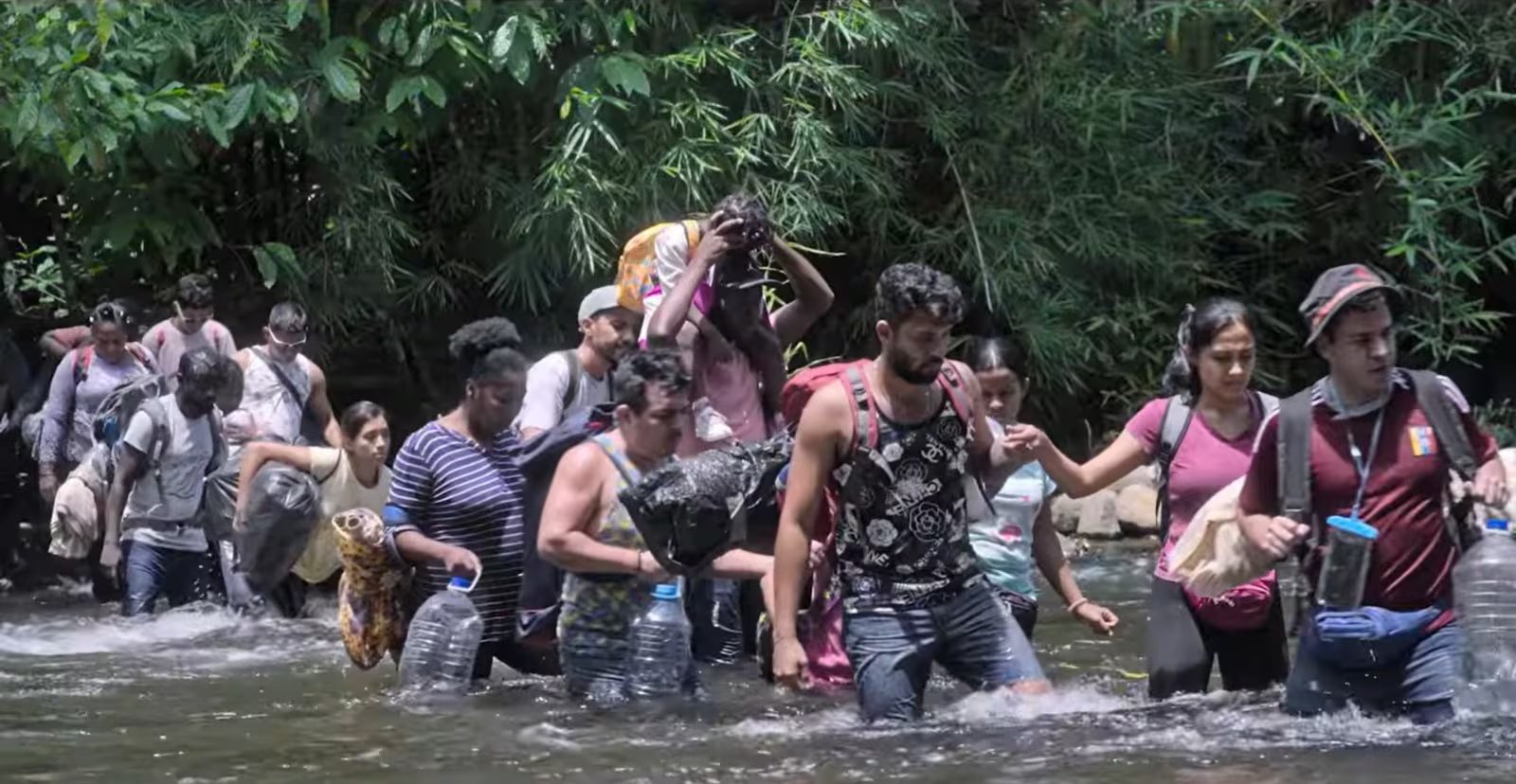 La historia se centra en una familia haitiana que cruza la selva del Darién, una de las rutas migratorias más peligrosas del mundo, en su intento por encontrar mejores condiciones de vida. (Captura del tráiler oficial)