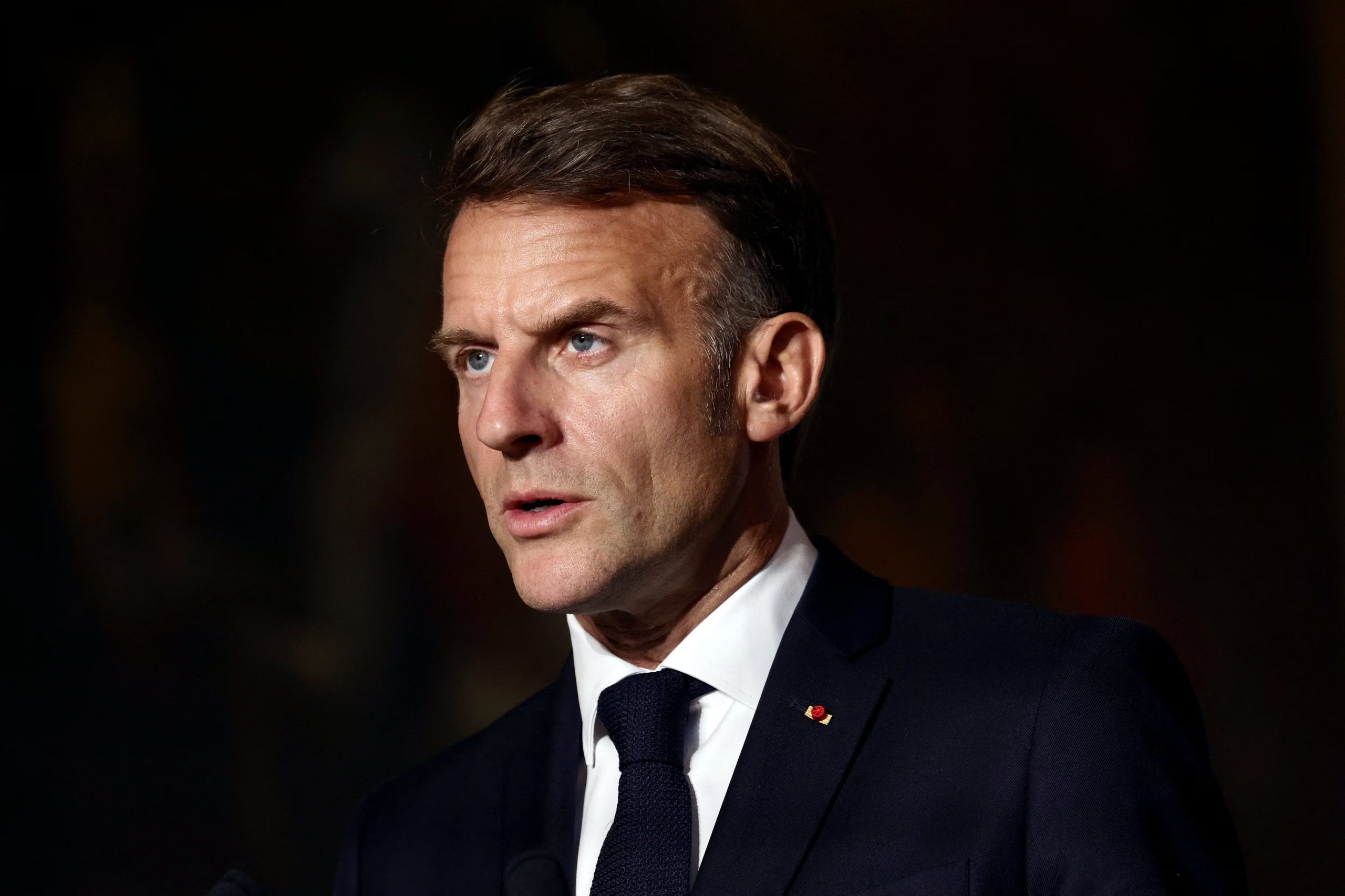 Macron afirmó que la Unión Europea (UE) prepara un nuevo paquete de sanciones con impacto en el sector bancario y financiero, el complejo militar-industrial y las redes que, según las autoridades europeas, facilitan la evasión de las medidas vigentes (REUTERS)