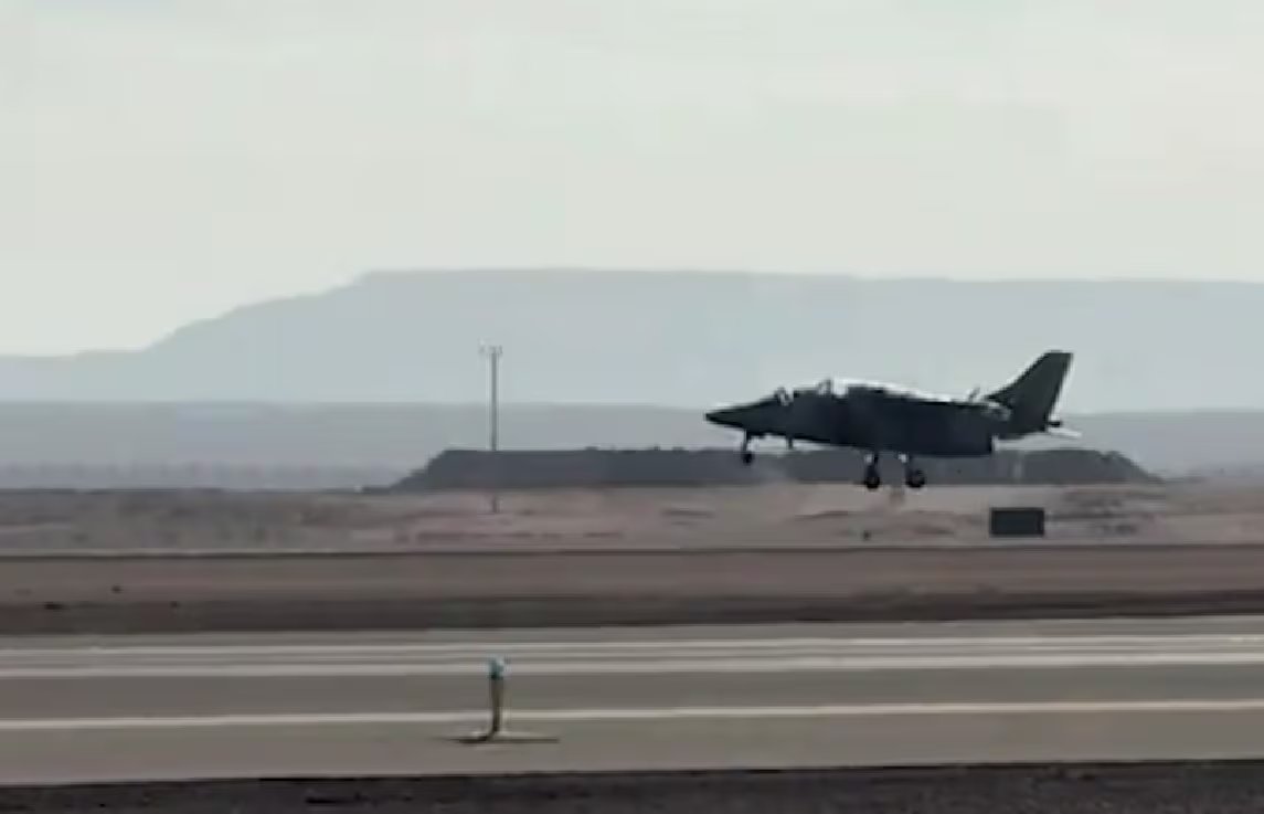 Los pilotos argentinos entrenan con aviones IA-63 Pampa como etapa de transición hacia los F-16 incorporados por la Fuerza Aérea Argentina (Captura de video)