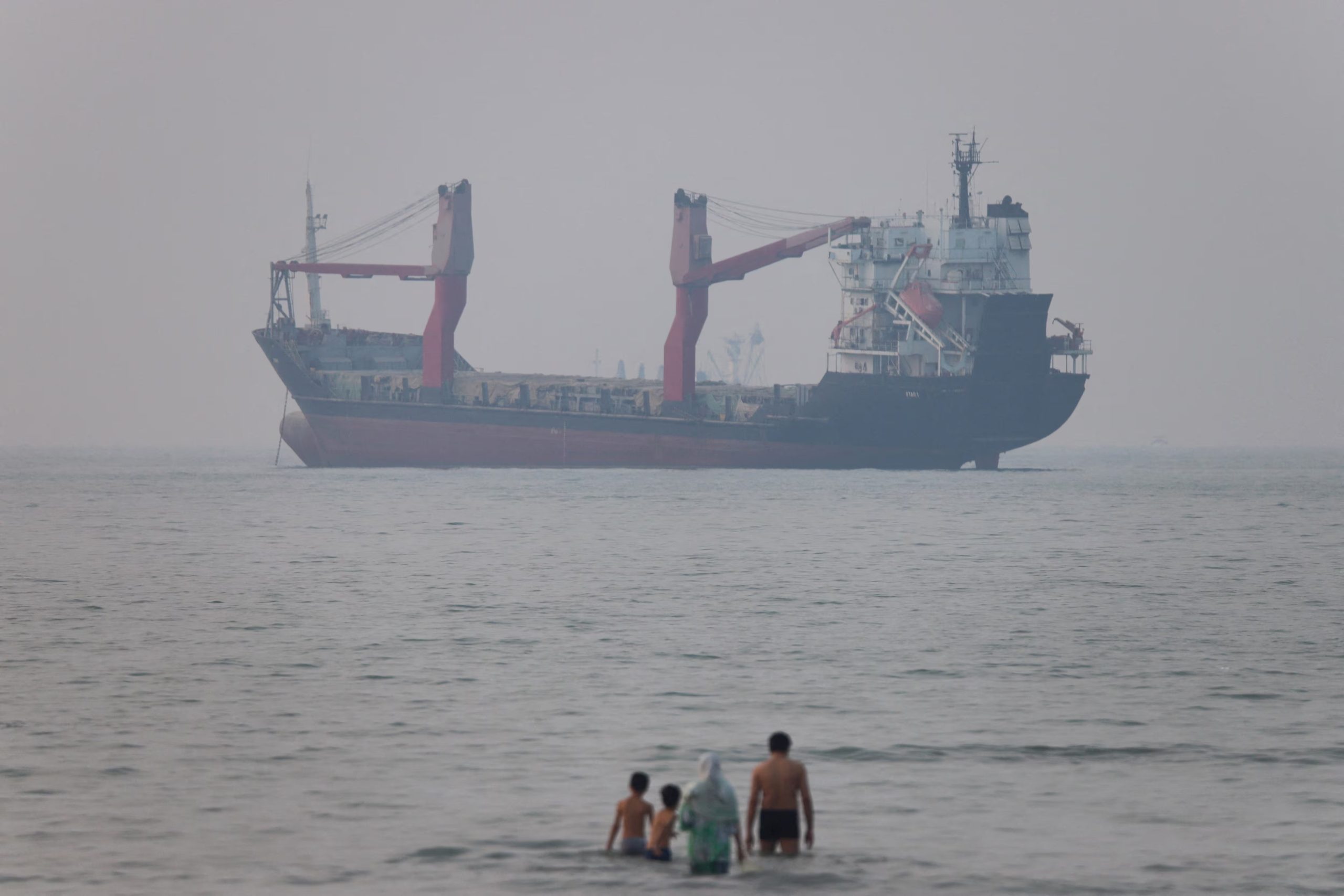 Un buque en el estrecho de Ormuz, cerca de la playa de Bandar Abbas (Irán) (Amirhosein Khorgooi/ISNA/vía WANA (West Asia News Agency) vía REUTERS)