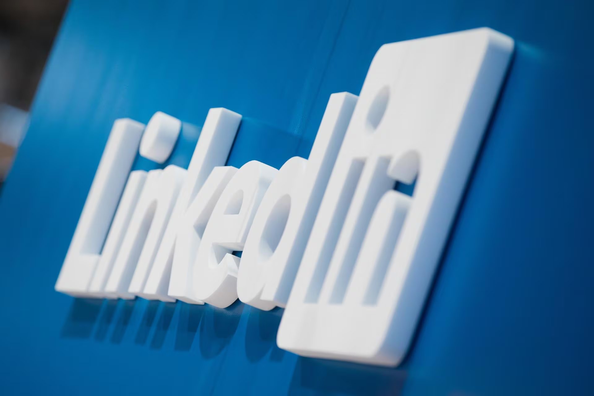 El botón “Enhance post” de LinkedIn fomenta la creación de publicaciones mediante inteligencia artificial. (Europa Press)