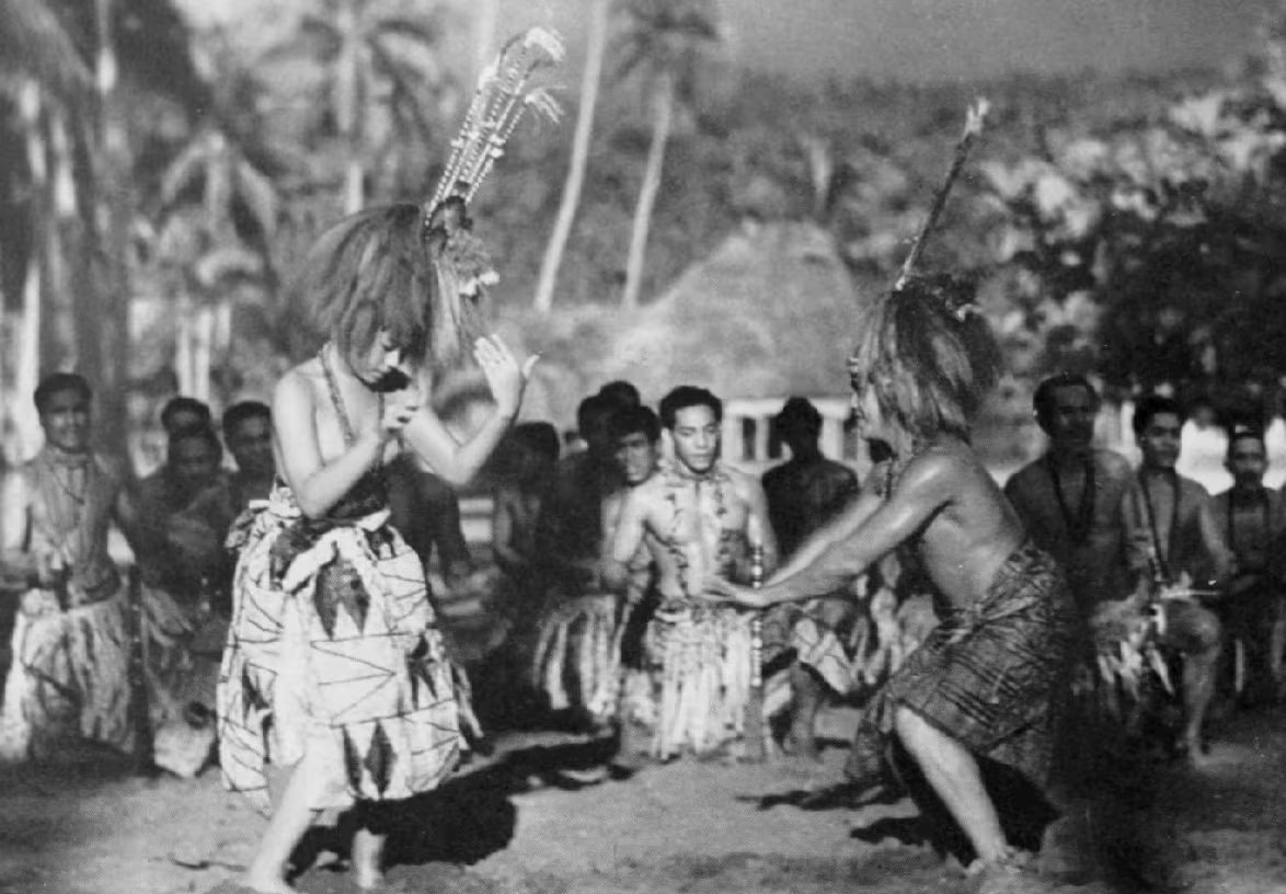La Moana original dejó de lado la idea de monstruos marinos y mostró escenas de la vida cotidiana en Samoa, con Moana y su familia recogiendo taro y cocos