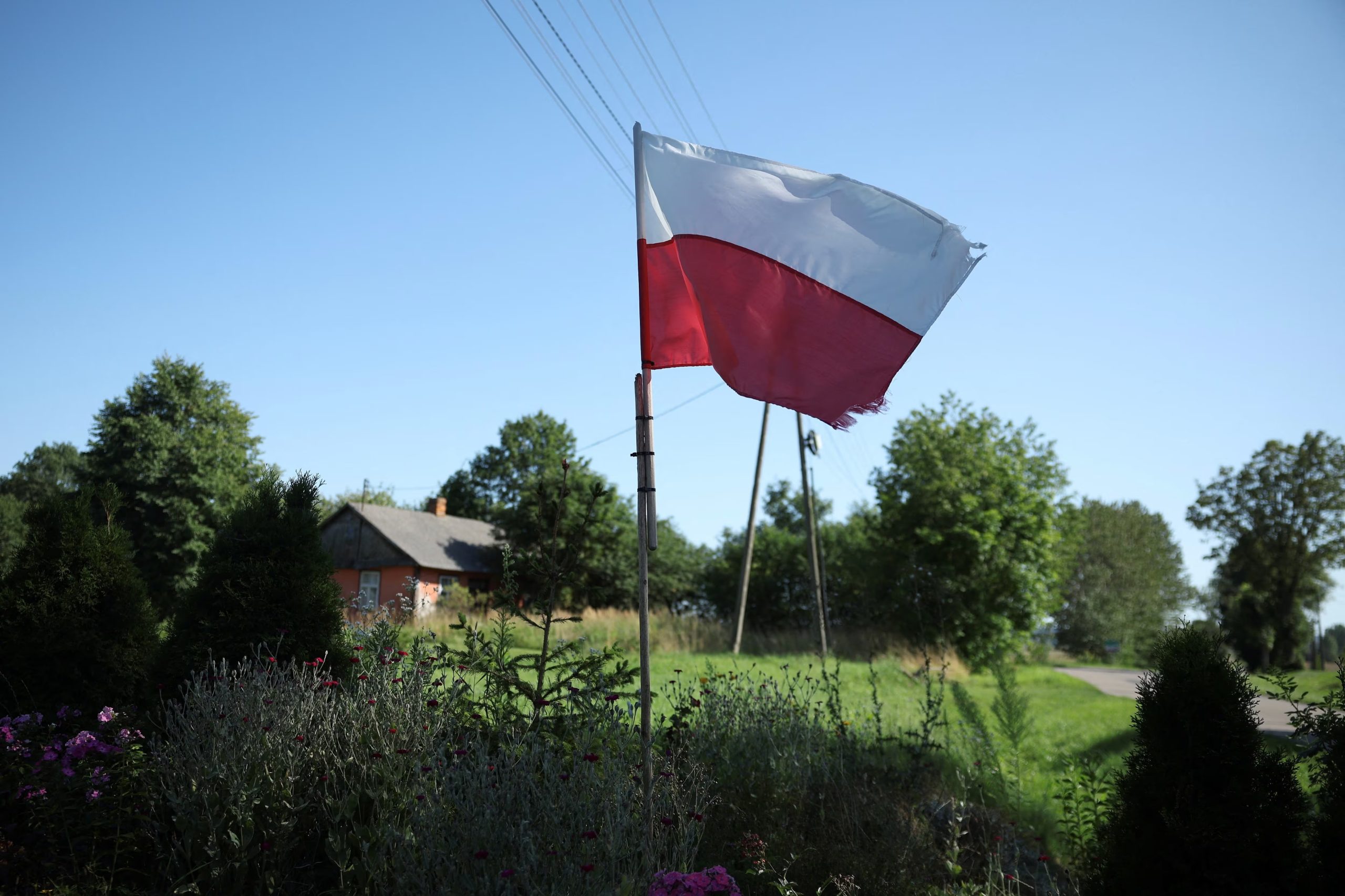 Una bandera polaca en Dragany, provincia de Lublín, cerca del lugar del impacto. (REUTERS/Kacper Pempel)