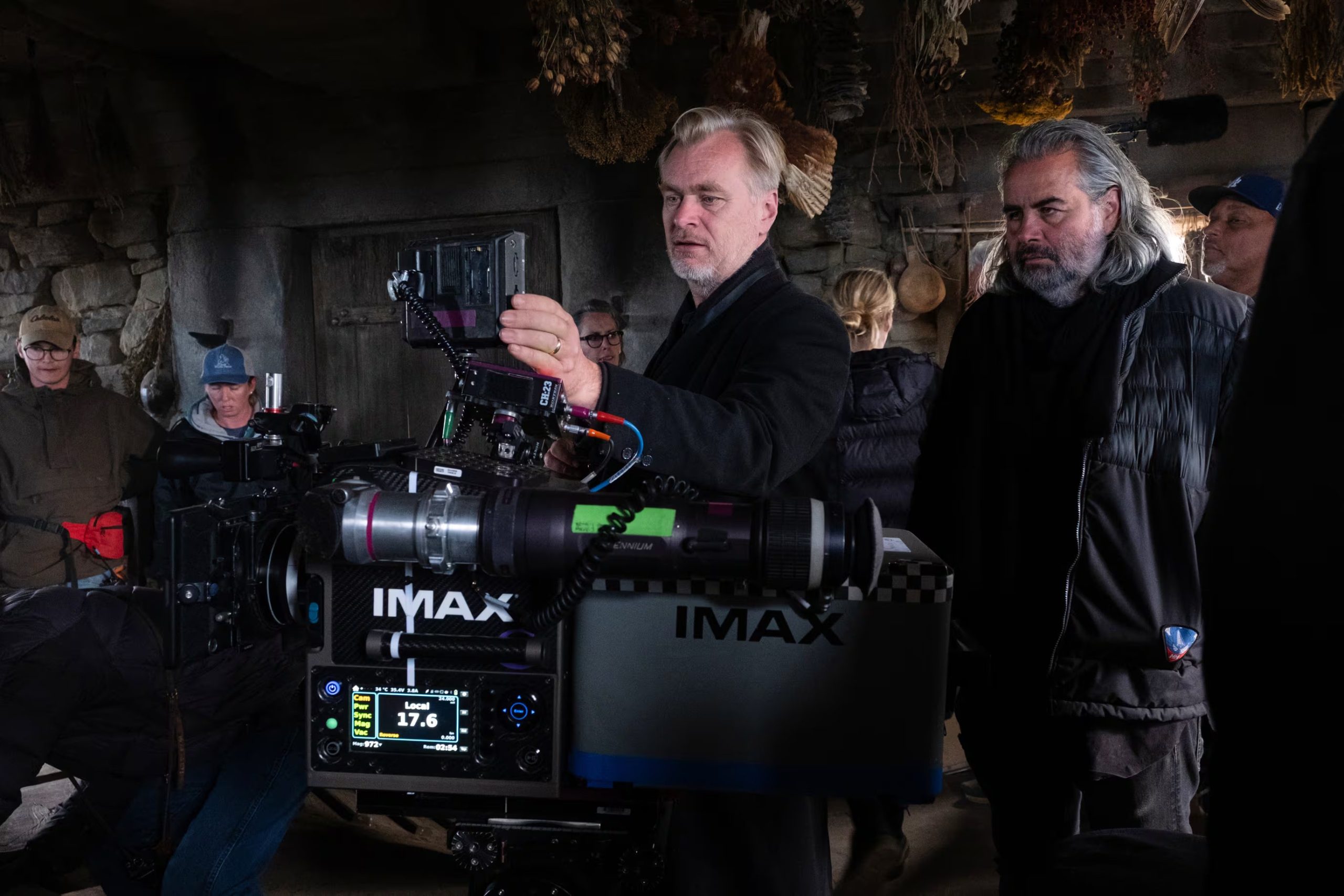 The Odyssey es el primer largometraje comercial de la historia rodado en su totalidad con cámaras IMAX. Para lograrlo, la corporación IMAX desarrolló junto a Nolan un sistema de amortiguación de ruido —llamado blimp— que permitió grabar diálogos en primer plano sin interferencias del equipo. (Melinda Sue Gordon/Universal Pictures via AP)