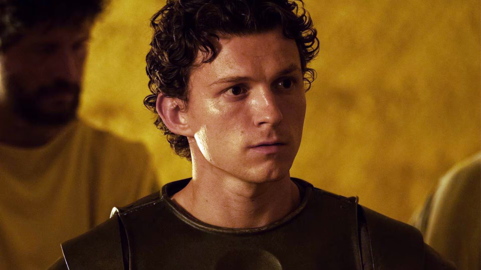 Tom Holland da vida a Telémaco, el hijo de Odiseo, en una versión que amplía el vínculo entre padre e hijo respecto del poema original.(Universal Pictures)