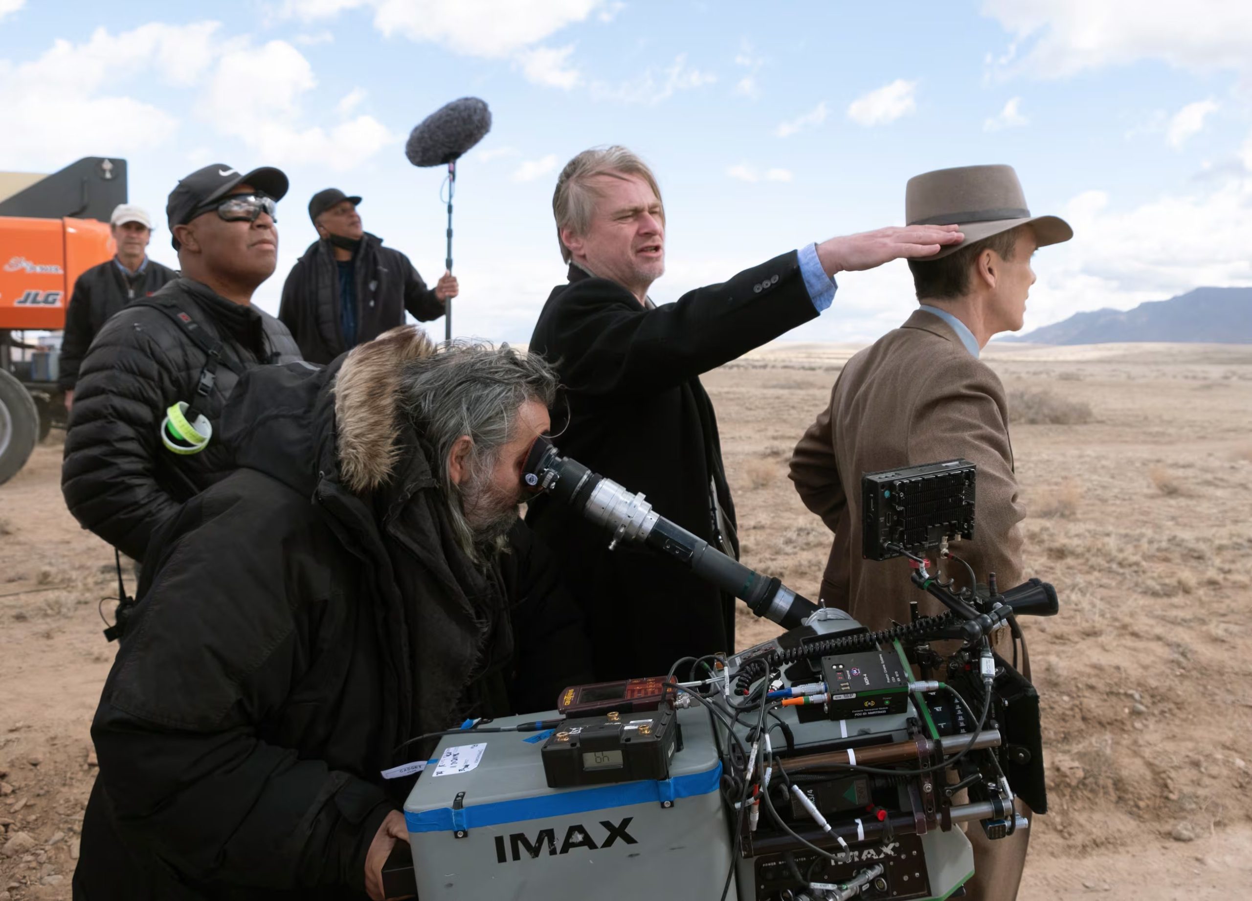 En esta imagen proporcionada por Universal Pictures, el director Christopher Nolan, centro, y Cillian Murphy, derecha, en el set de