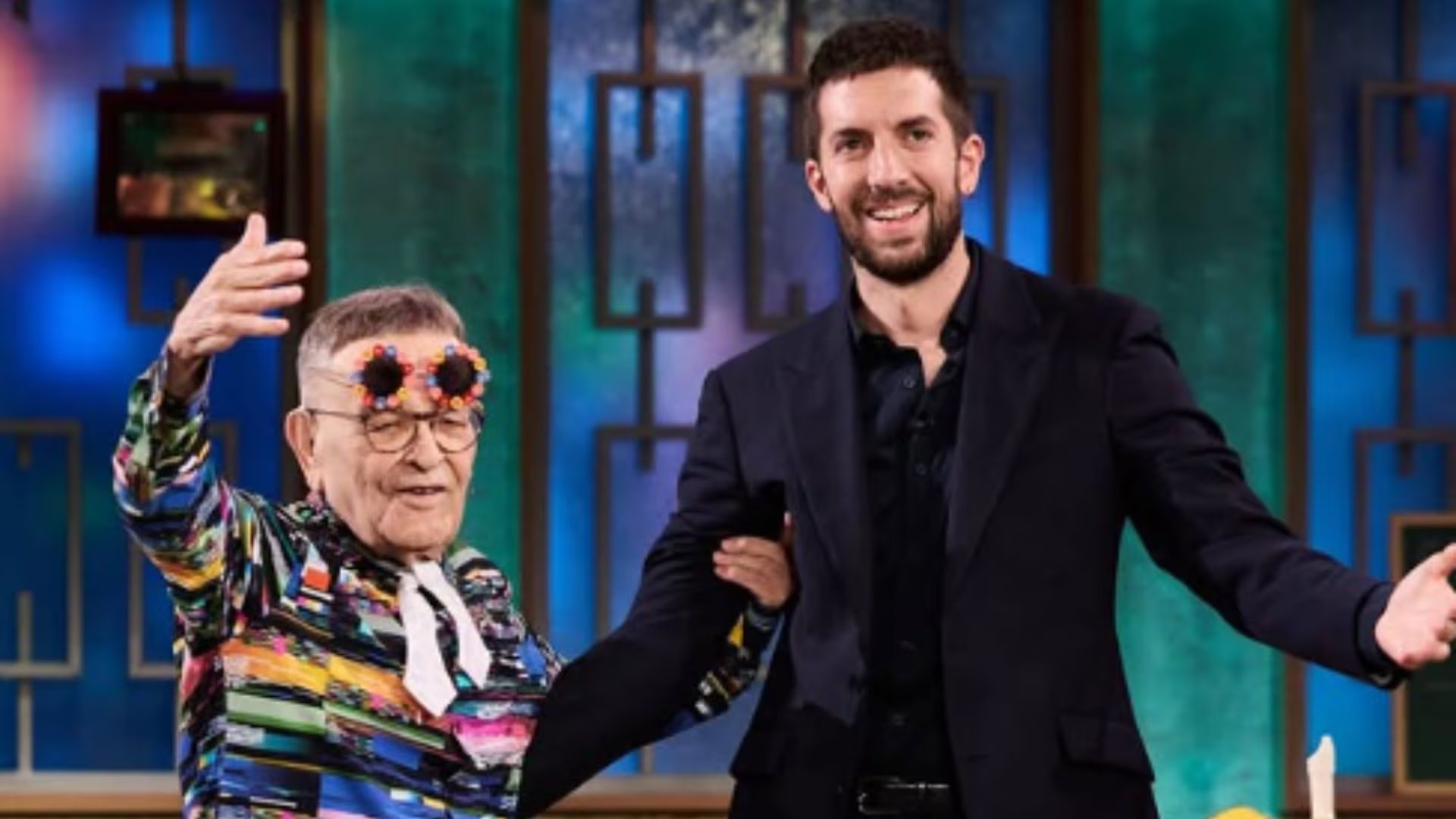 El dramaturgo posa junto a David Broncano durante la emisión del programa de RTVE. / Captura de pantalla