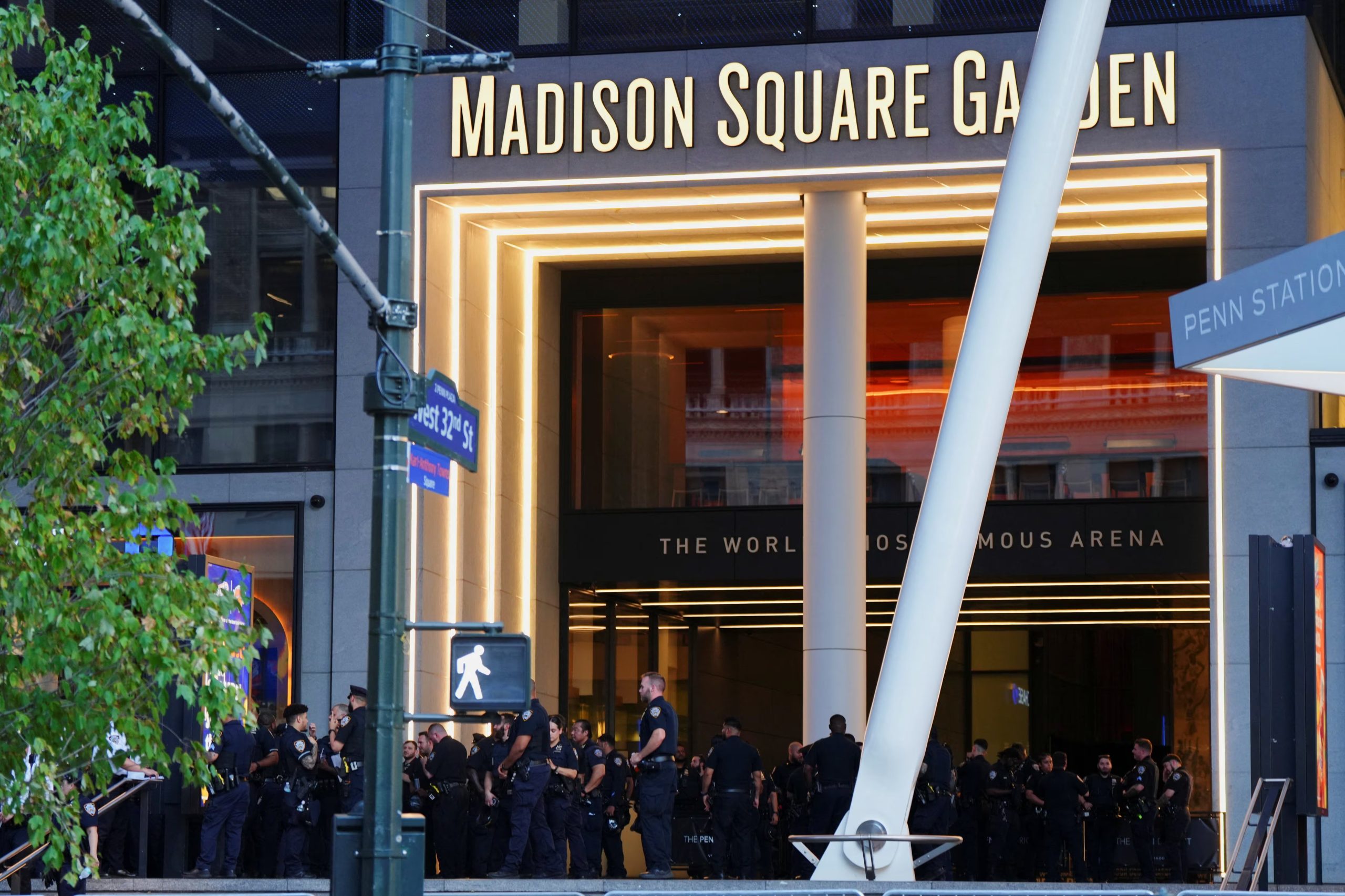 La cena de ensayo se celebró en el Madison Square Garden con unas 100 personas del círculo cercano, entre ellas Selena Gomez, Erin Andrews y Tree Paine (REUTERS/Angelina Katsanis)