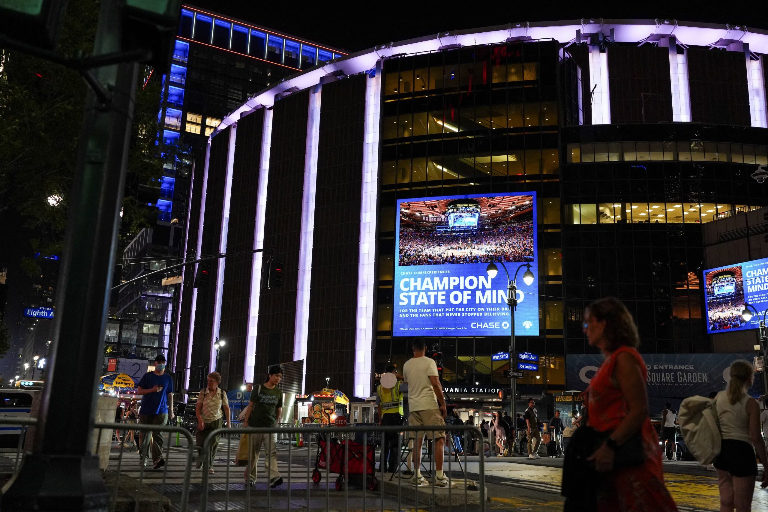 El NYPD dispuso cierres vehiculares y peatonales alrededor del Madison Square Garden, con accesos restringidos a Penn Station y Moynihan (REUTERS/Christian Monterrosa)