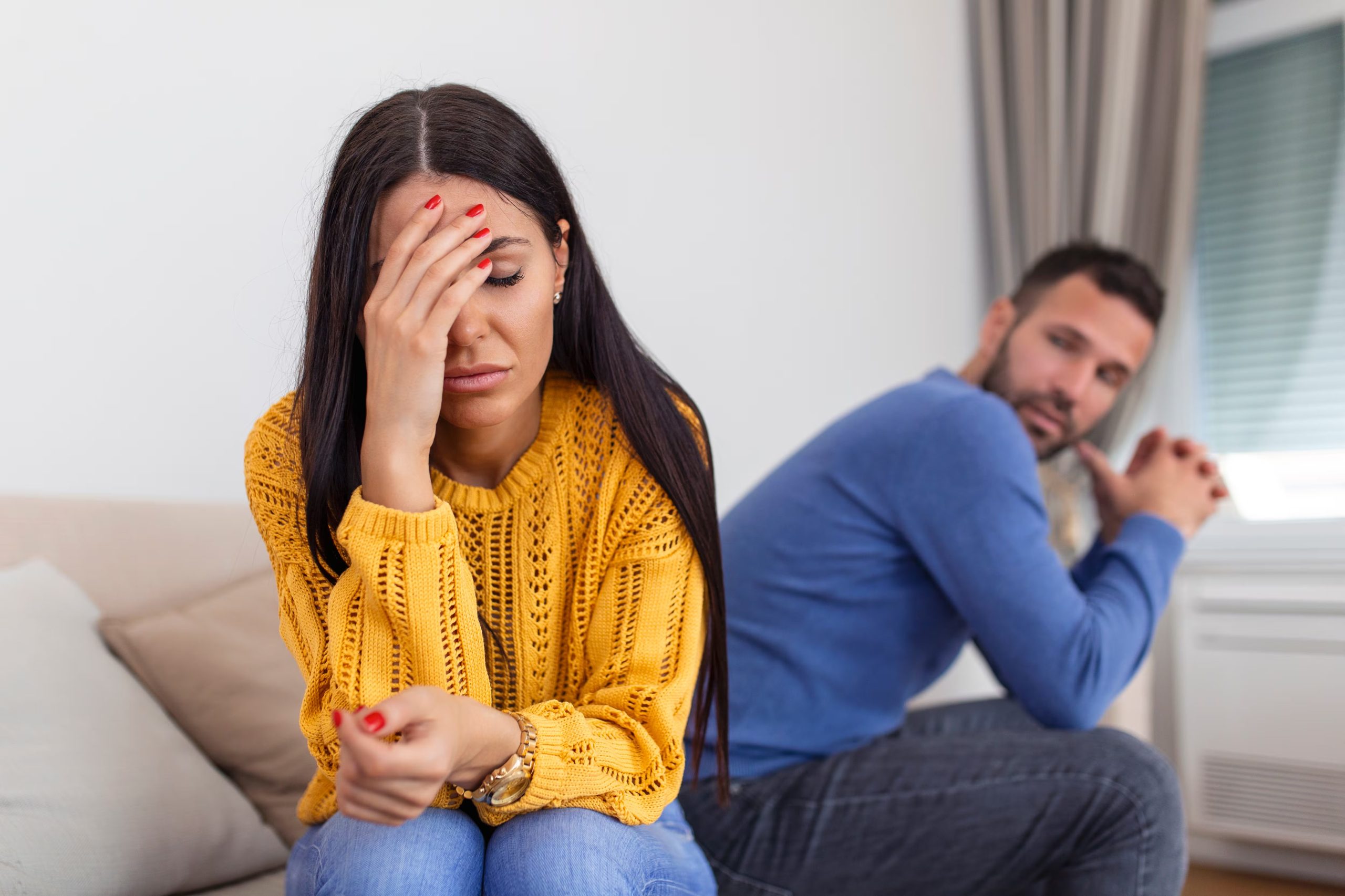 El proceso de desvinculación emocional avanza de forma gradual y no sigue un plazo fijo (Magnific)