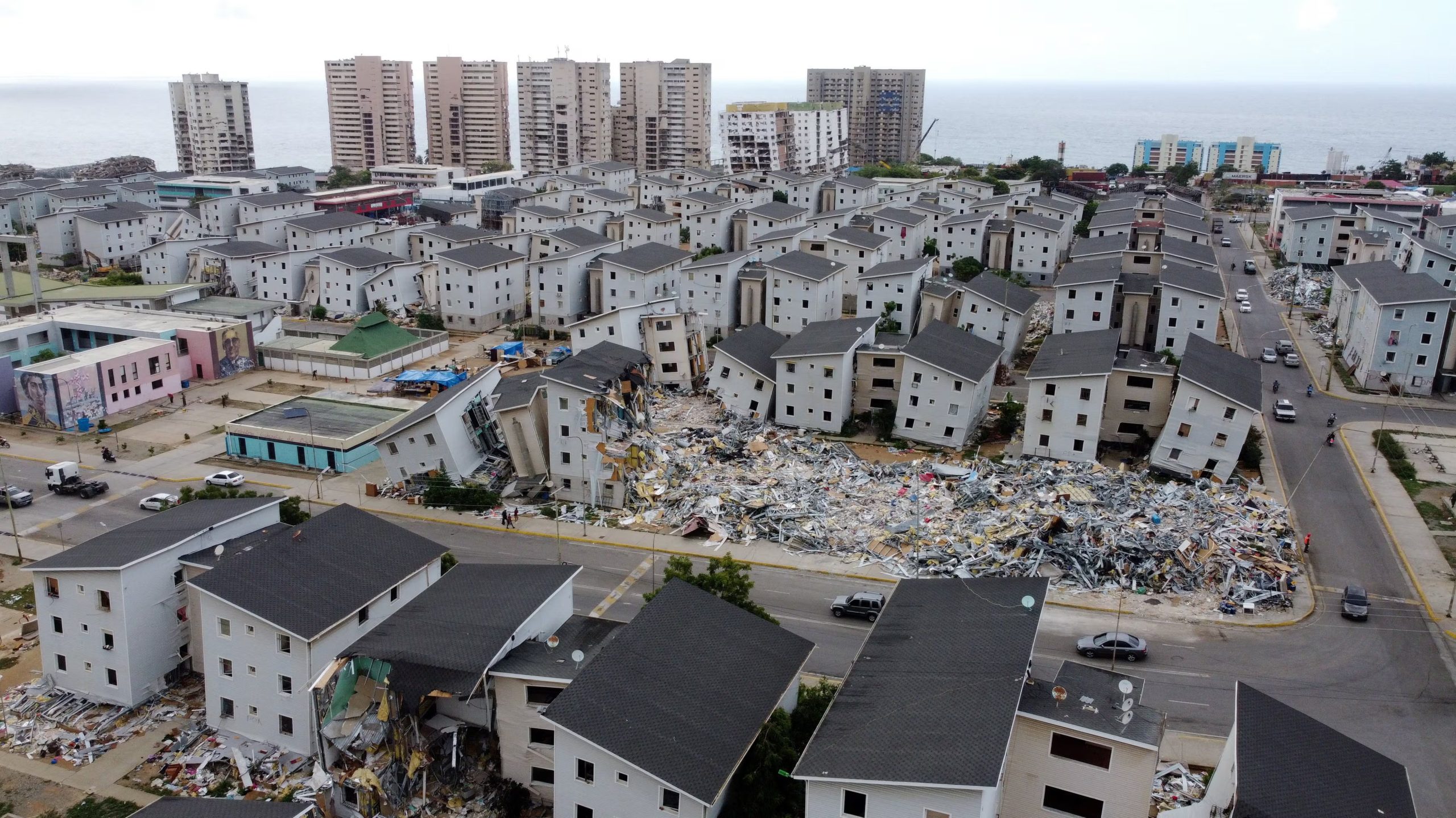 Vista aérea de los daños causados por el doble terremoto en el complejo habitacional Hugo Chávez, construido bajo el programa Gran Misión Vivienda Venezuela, en Catia La Mar (REUTERS)