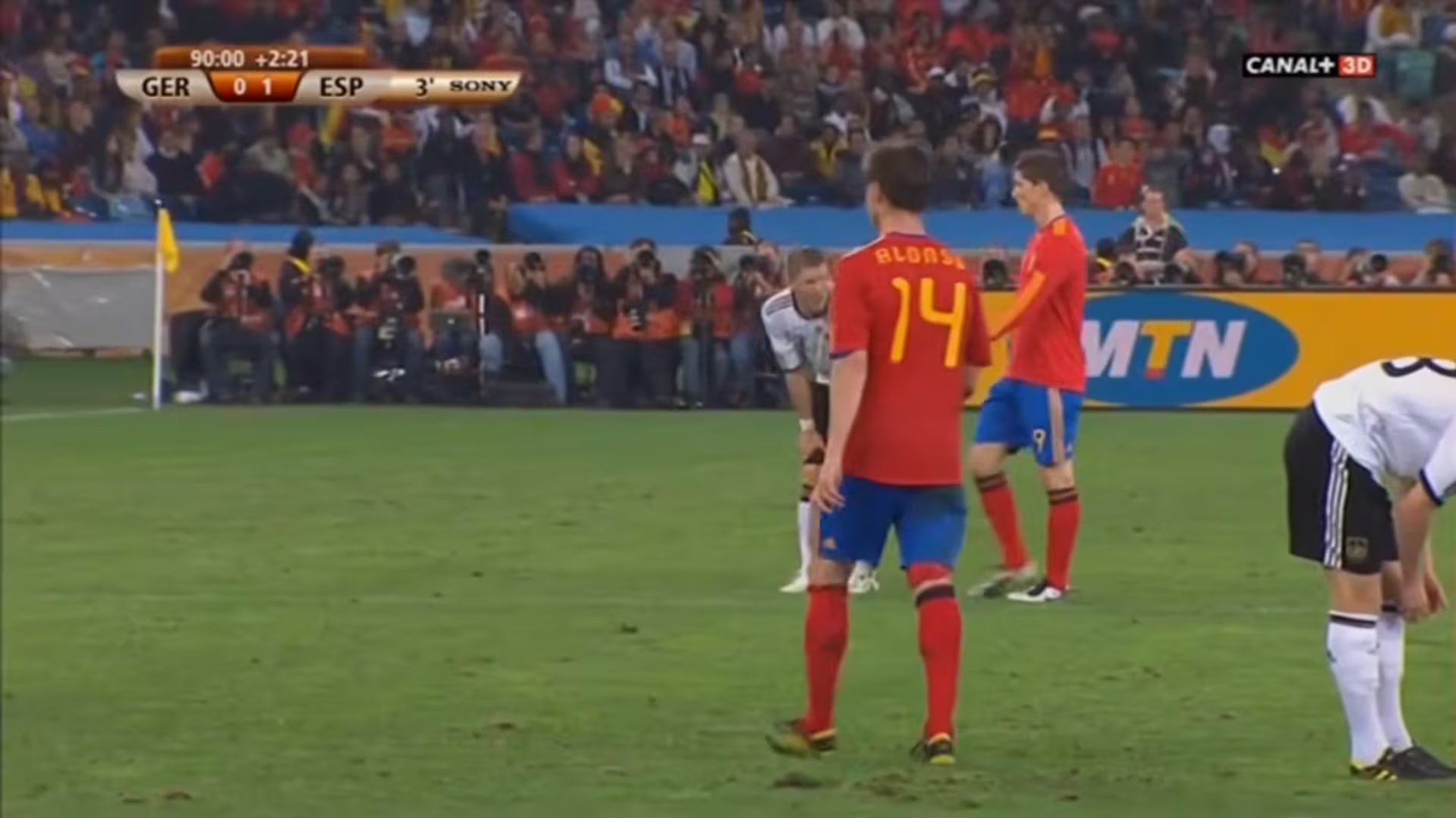 Xabi Alonso se retira sustituido ante Alemania en el Mundial 2010 con un vendaje en su muslo derecho (YouTube)