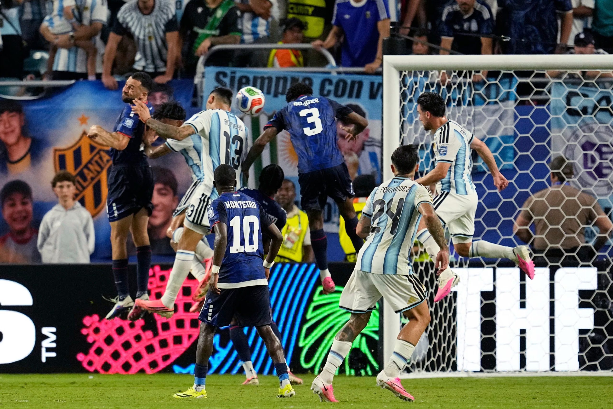 Cristian Romero, de Argentina, remata junto a Diney Borges, de Cabo Verde, en el encuentro de dieciseisavos de final de la Copa del Mundo, disputado el viernes 3 de julio de 2026 en Miami Gardens, Florida (AP Foto/George Walker IV)