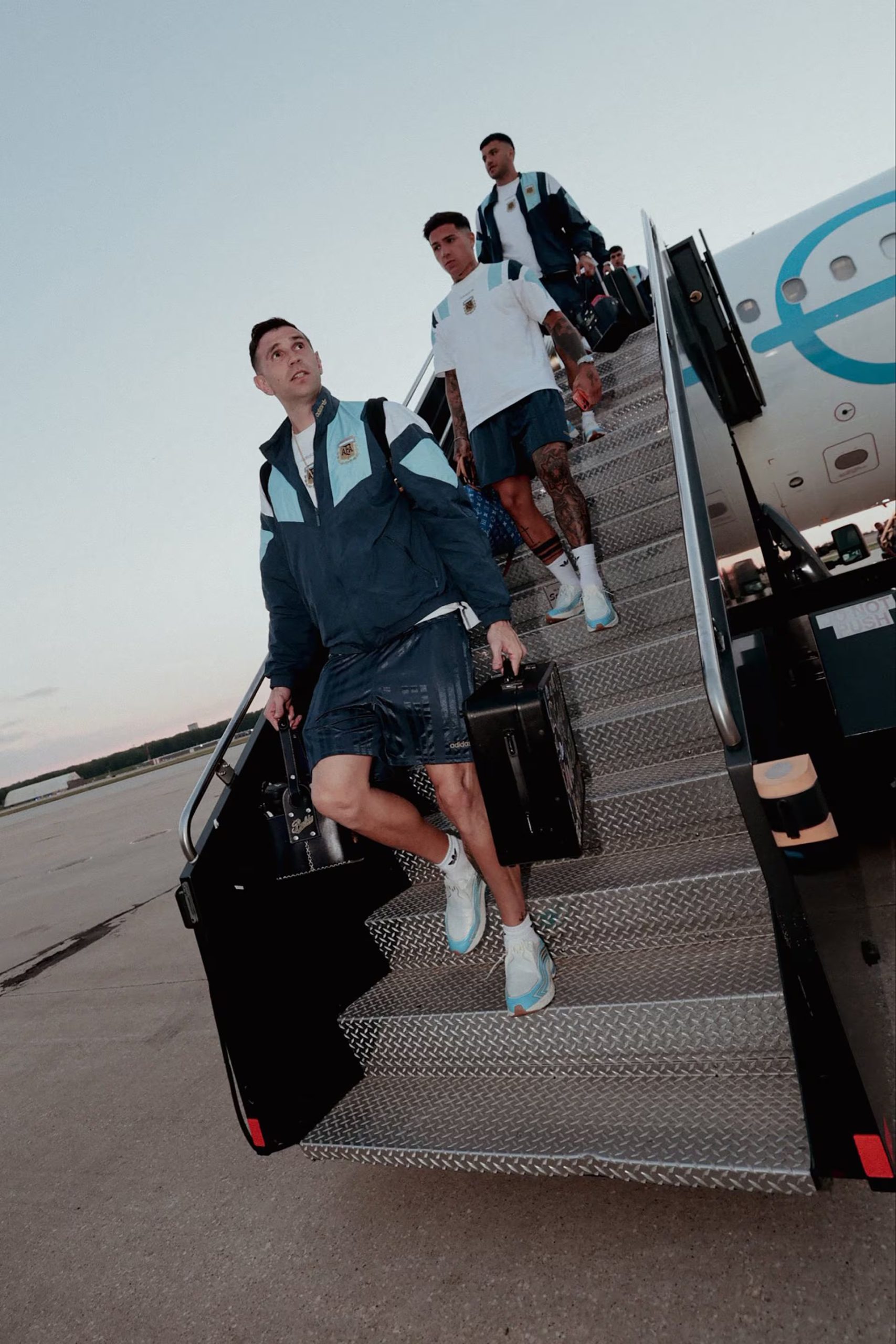 La Scaloneta aterrizó en Kansas, descansó en esa ciudad y este miércoles entrenará