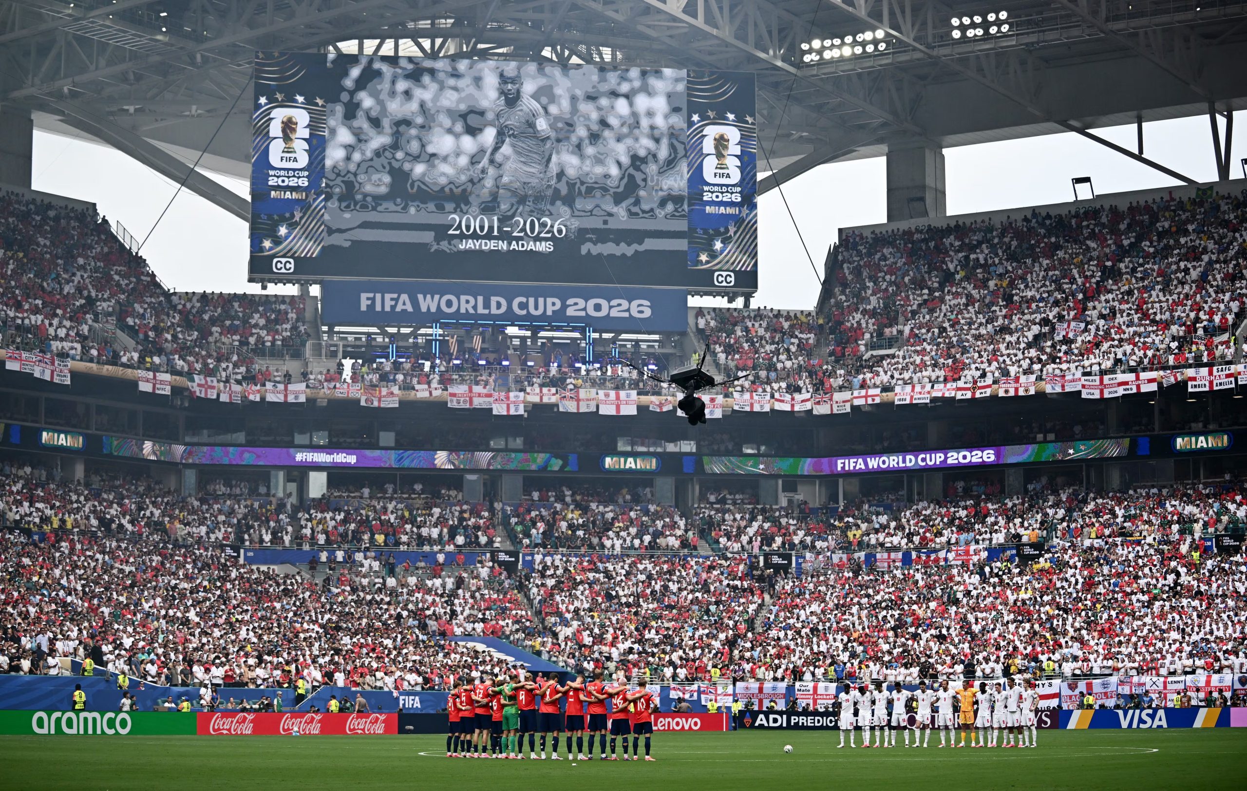 Ambos partidos de la jornada de este sábado en el Mundial honraron al futbolista con un minuto de silencio (REUTERS/Dylan Martinez)