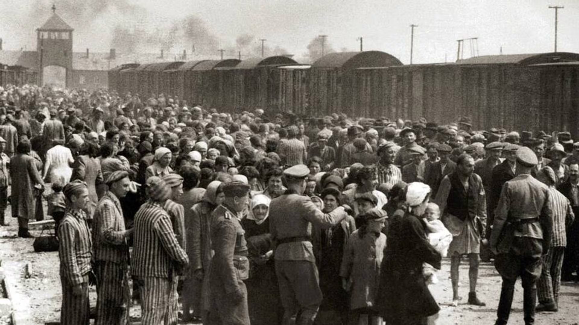 Cientos de prisioneros en el momento en que llegaban a Auschwitz