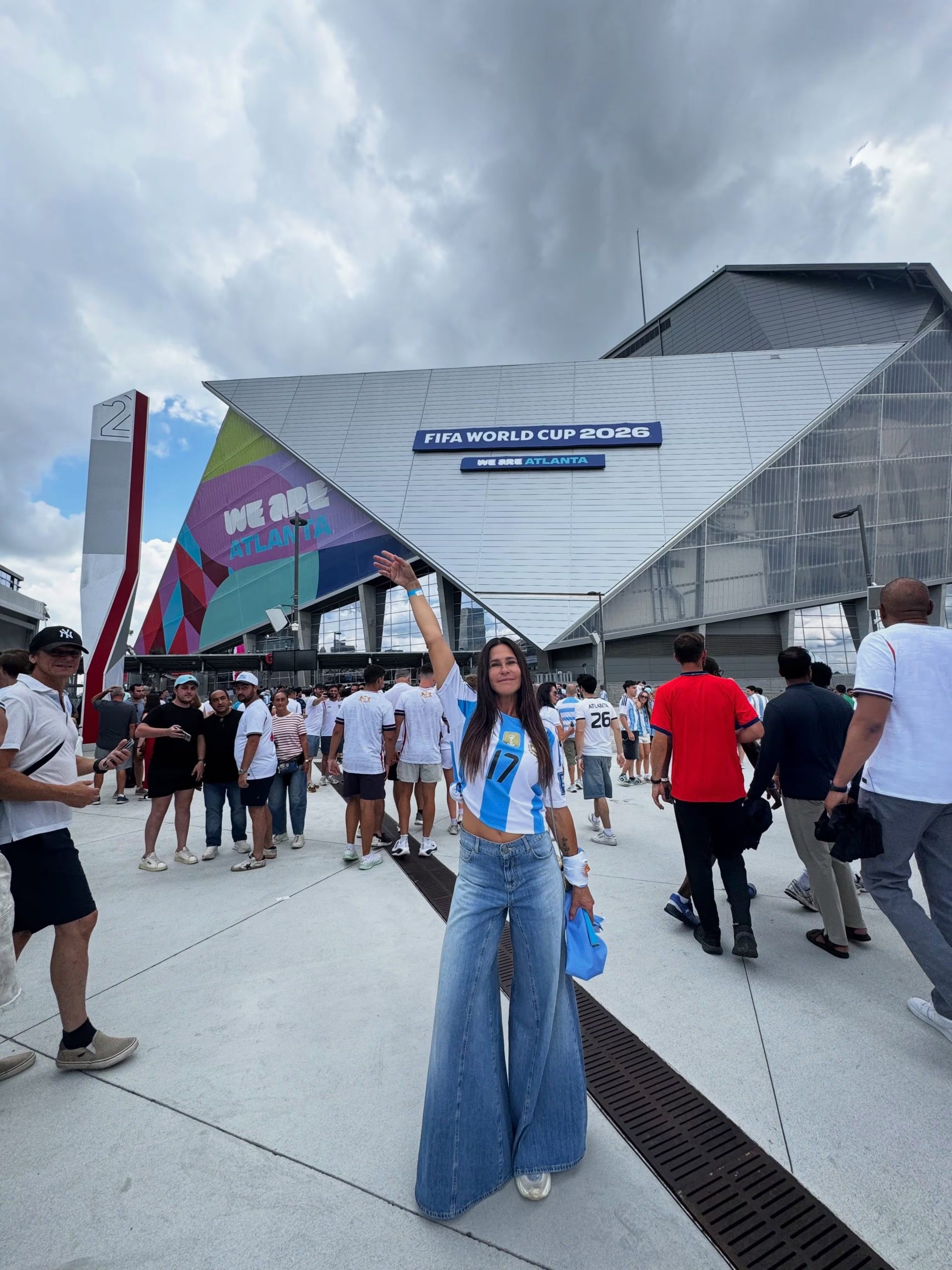 Carolina Baldini, madre de Giuliano Simeone, posa frente al estadio que albergará el Mundial de la FIFA 2026 en Atlanta, con la camiseta argentina.