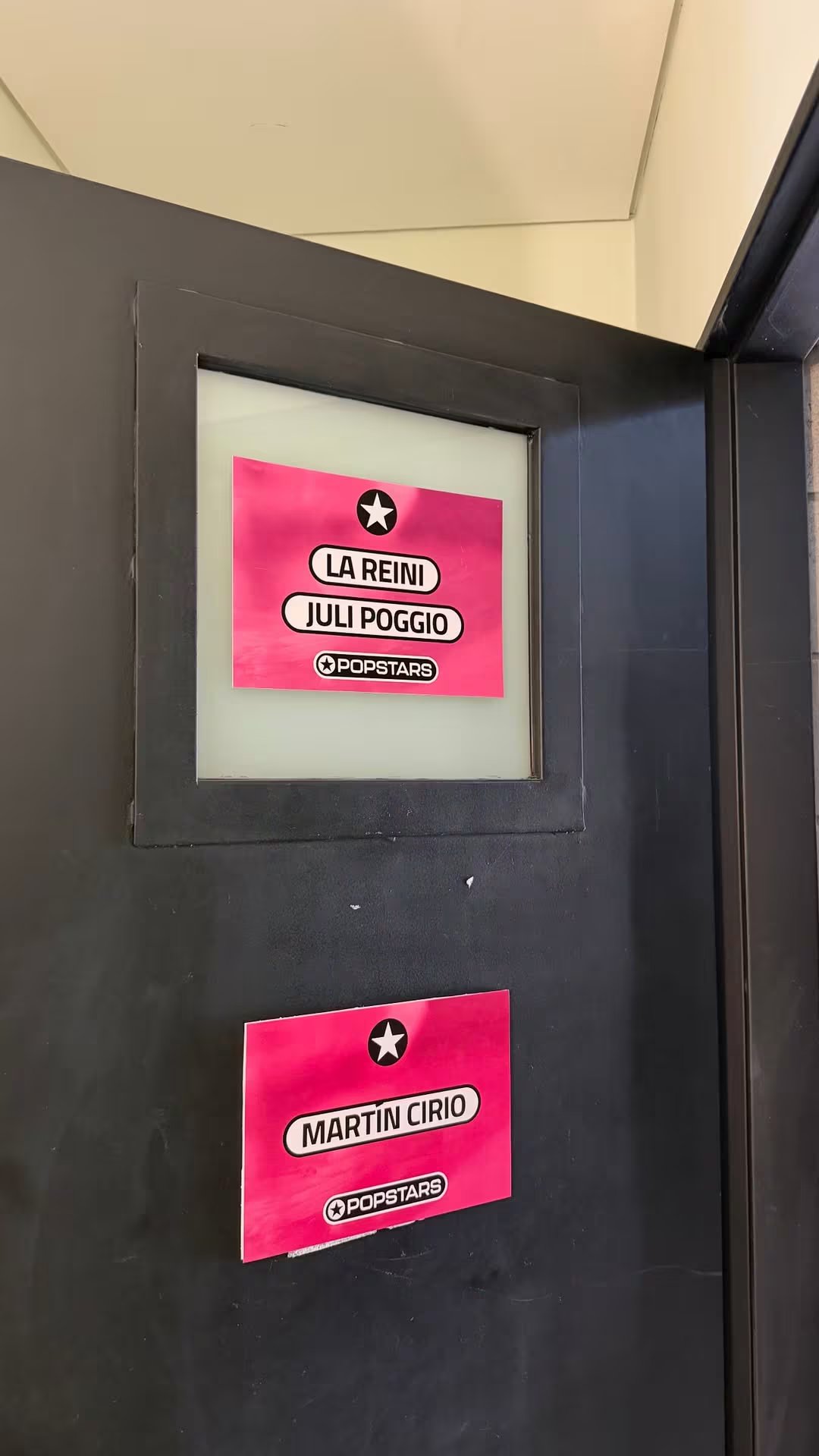 Las grabaciones de Popstars ya comenzaron y una placa en el camarín confirmó la presencia de La Reini y Juli Poggio