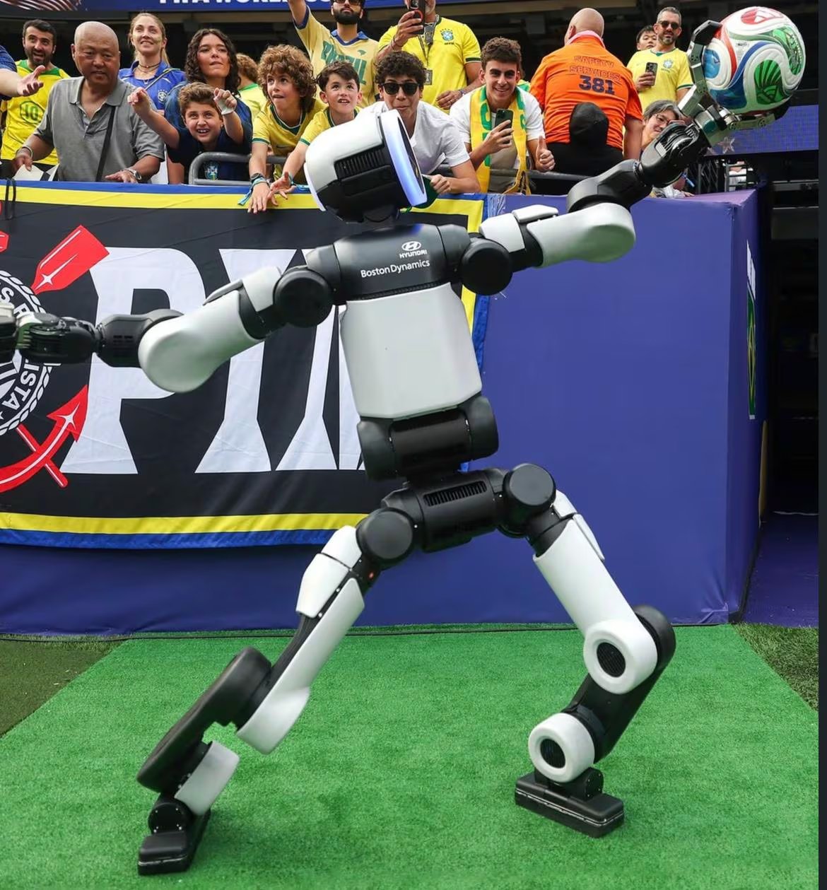 Los robots con diseño humanoide recorren áreas sensibles y accesos con navegación autónoma, aportando monitoreo continuo y recolección de datos para optimizar la respuesta ante incidentes, en un despliegue pensado para eventos masivos - crédito @hyundai/Instagram
