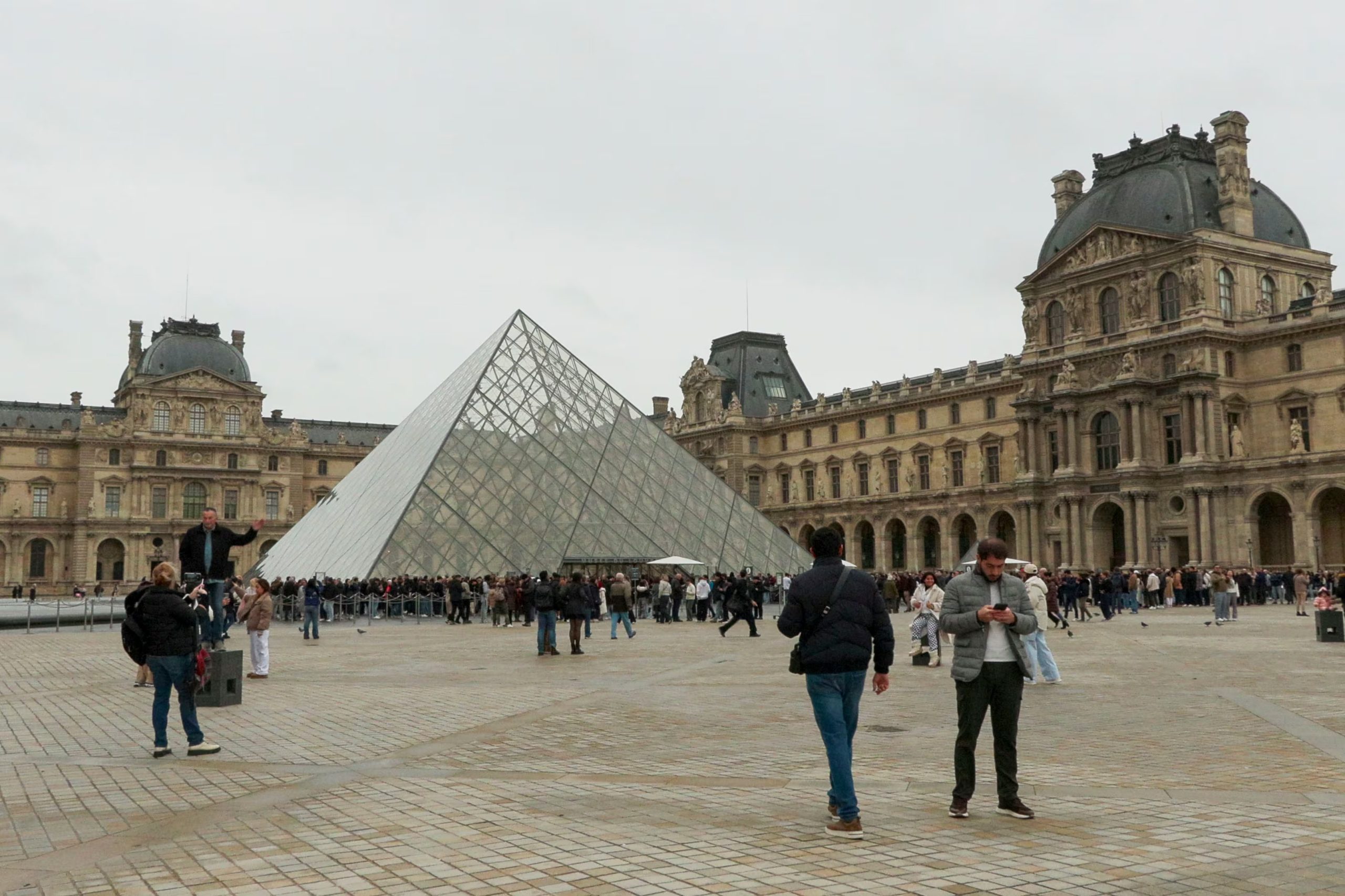 La Mona Lisa se exhibe en el Museo del Louvre de París, en el Salón Carré, protegida por un cristal blindado con control de temperatura (EFE/ Edgar Sapiña Manchad)